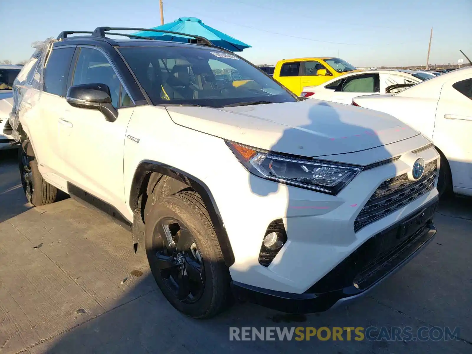 1 Photograph of a damaged car 2T3EWRFV2LW071308 TOYOTA RAV4 2020