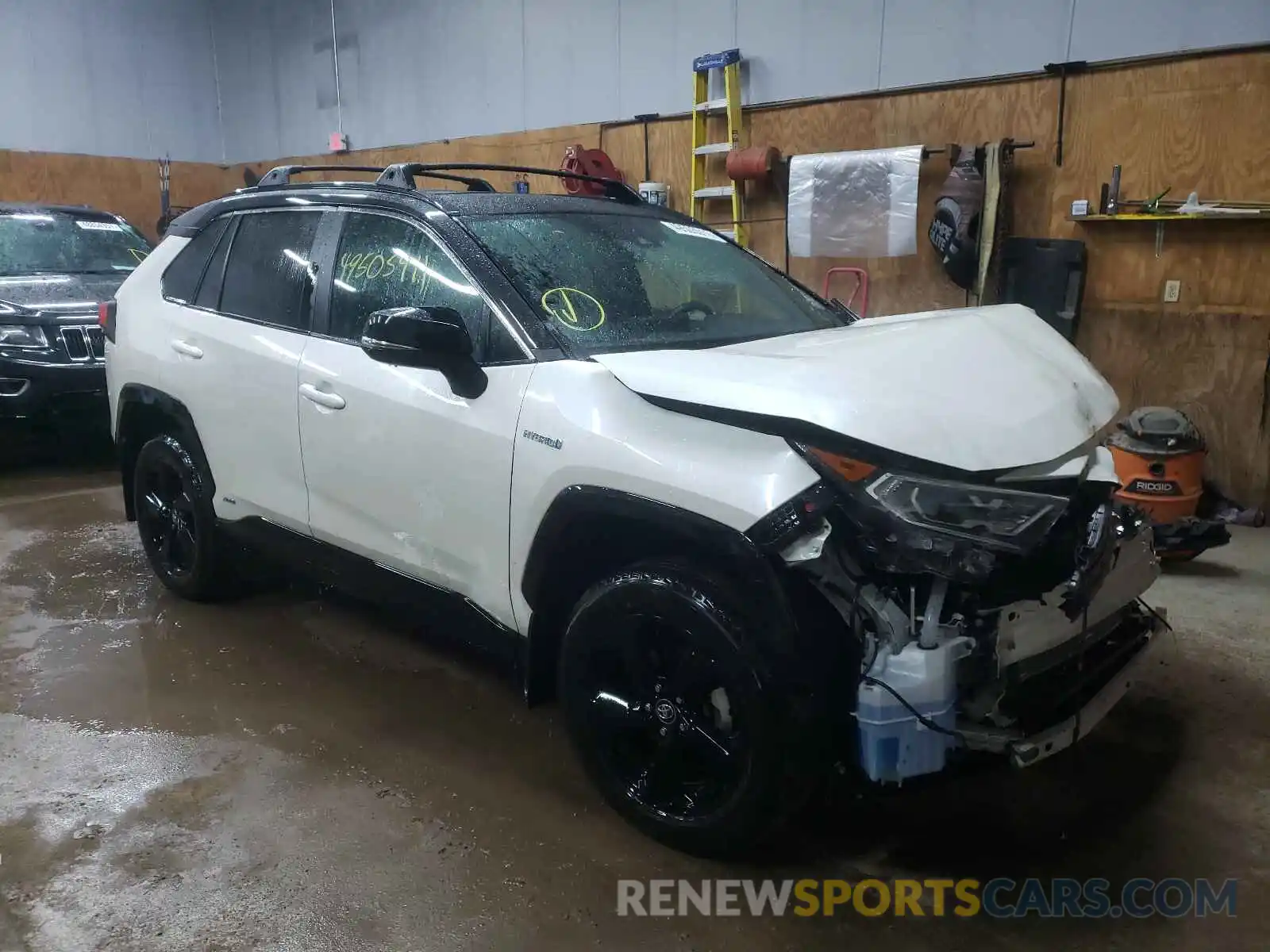 1 Photograph of a damaged car 2T3EWRFV2LW098377 TOYOTA RAV4 2020