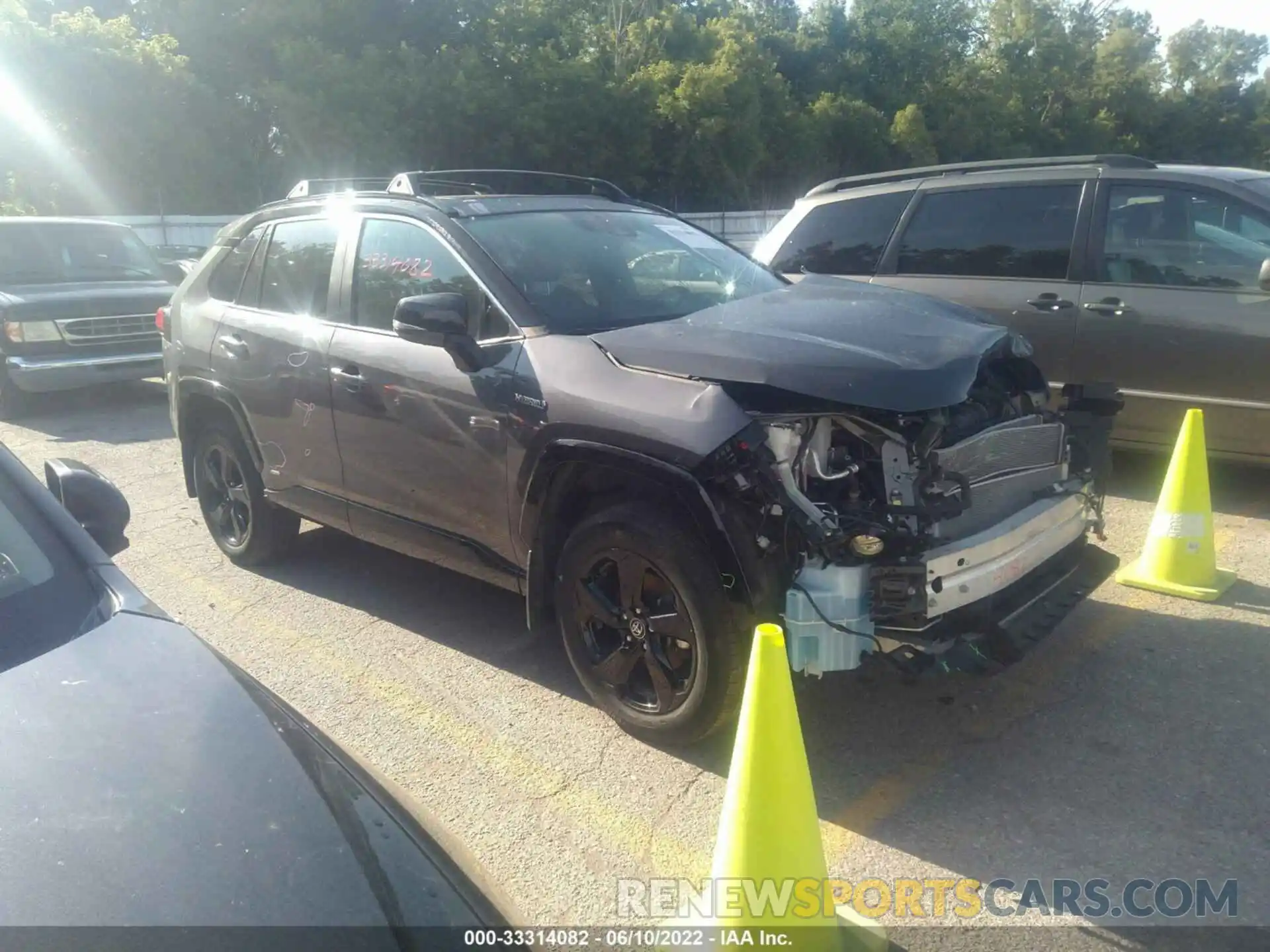 1 Photograph of a damaged car 2T3EWRFV3LW097772 TOYOTA RAV4 2020