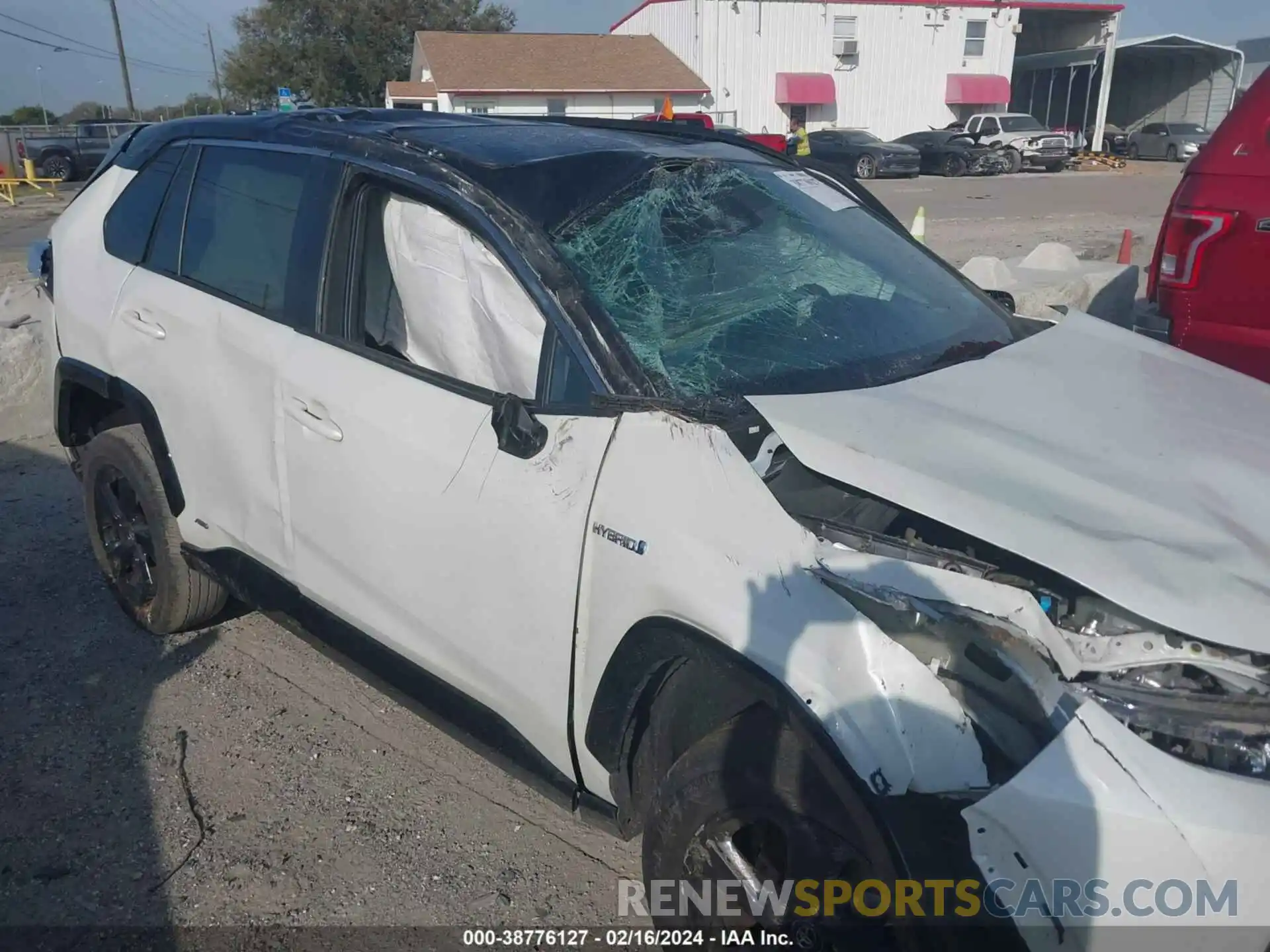 6 Photograph of a damaged car 2T3EWRFV3LW097867 TOYOTA RAV4 2020