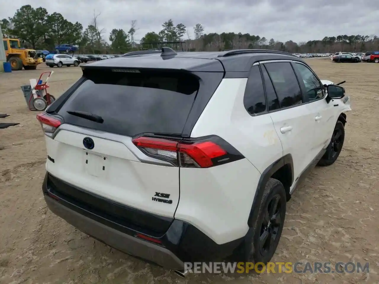 4 Photograph of a damaged car 2T3EWRFV4LW060956 TOYOTA RAV4 2020