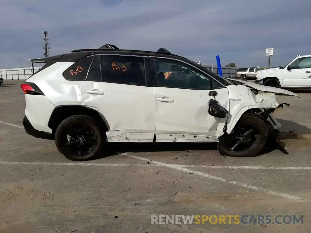 9 Photograph of a damaged car 2T3EWRFV4LW074050 TOYOTA RAV4 2020