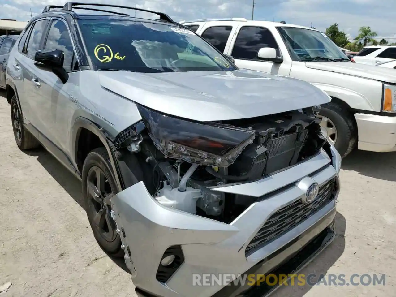 1 Photograph of a damaged car 2T3EWRFV5LW066832 TOYOTA RAV4 2020