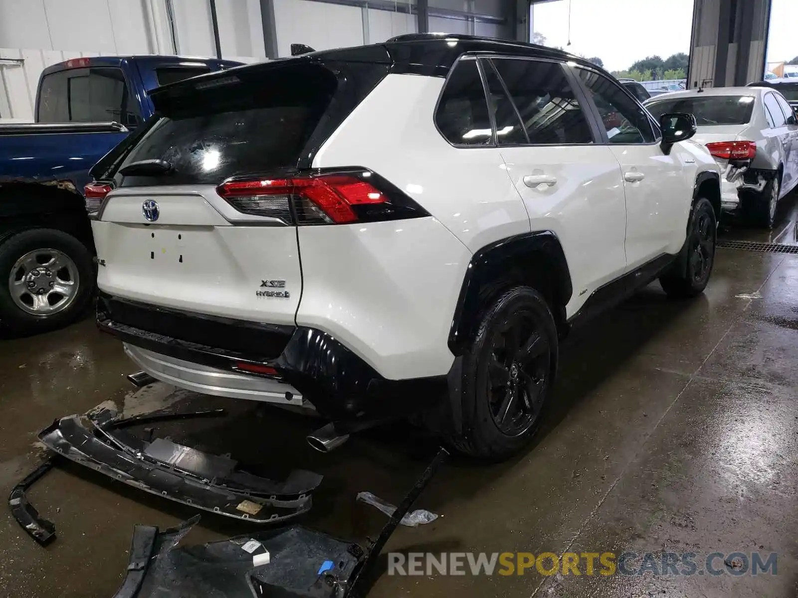 4 Photograph of a damaged car 2T3EWRFV6LW064541 TOYOTA RAV4 2020