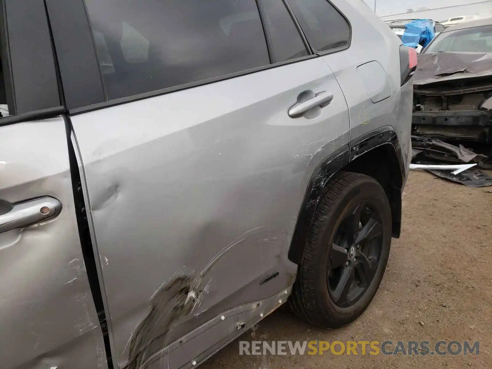 10 Photograph of a damaged car 2T3EWRFV6LW070727 TOYOTA RAV4 2020