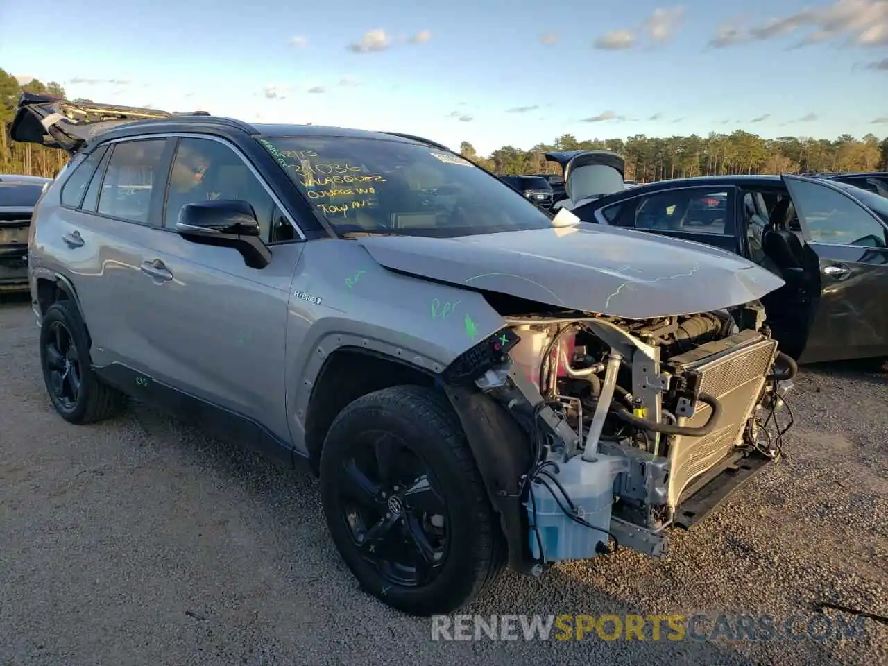 1 Photograph of a damaged car 2T3EWRFV6LW080304 TOYOTA RAV4 2020