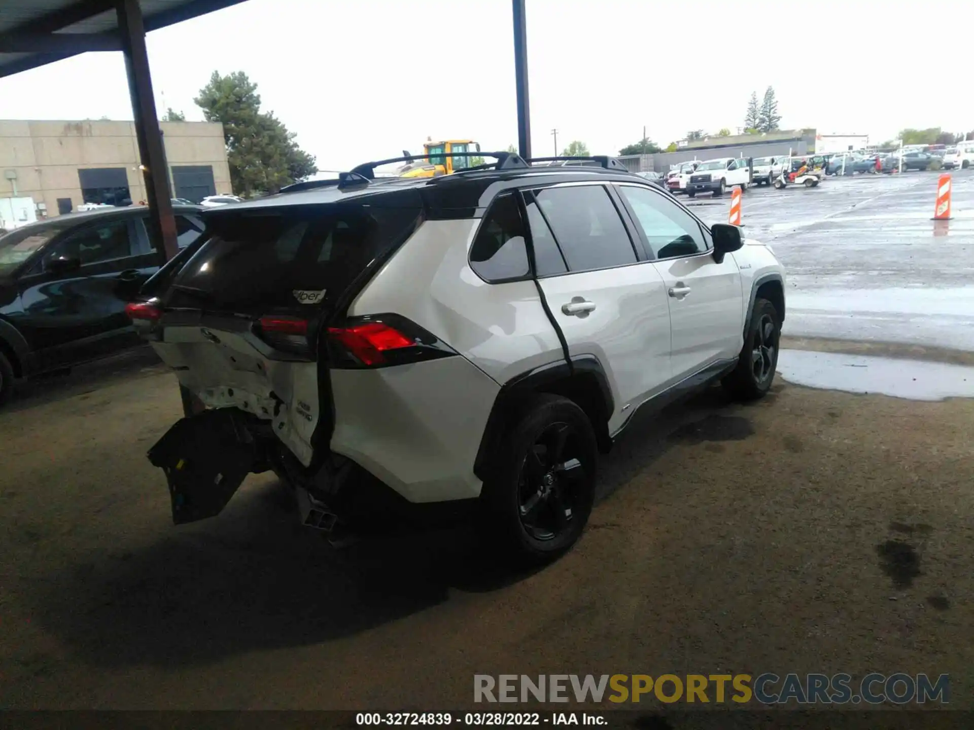 4 Photograph of a damaged car 2T3EWRFV8LW068073 TOYOTA RAV4 2020