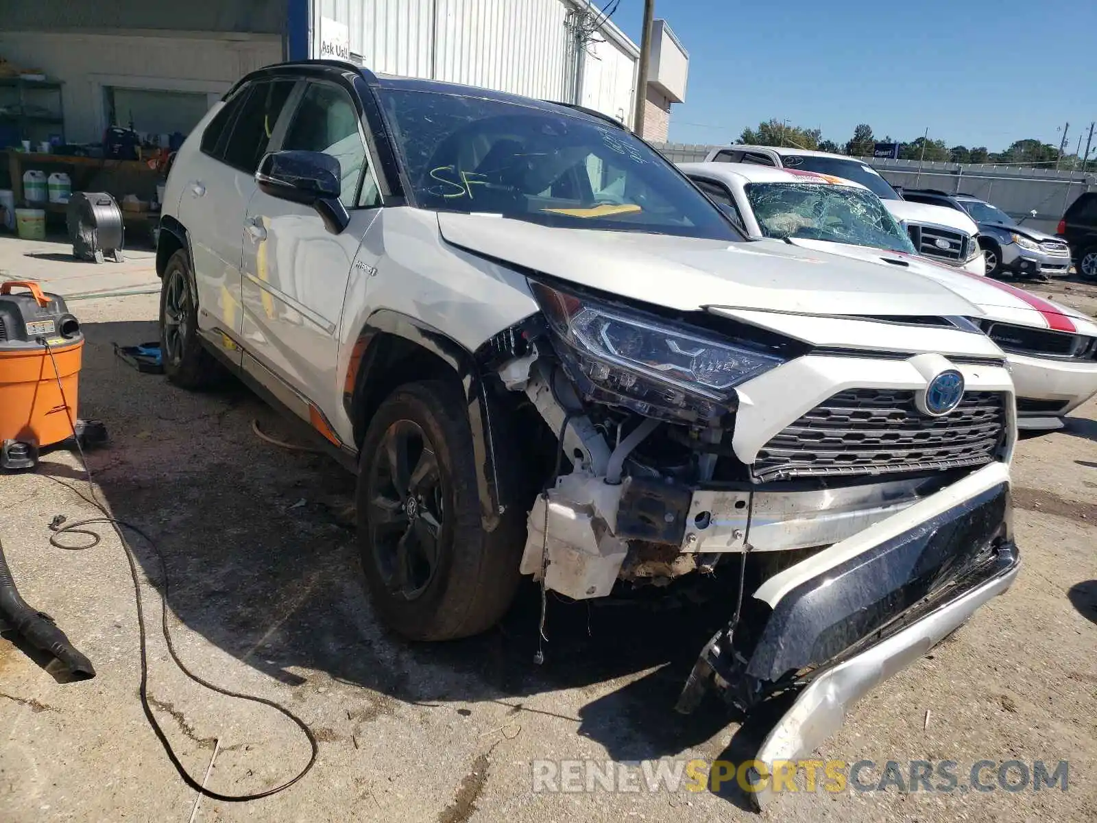 1 Photograph of a damaged car 2T3EWRFV8LW096276 TOYOTA RAV4 2020