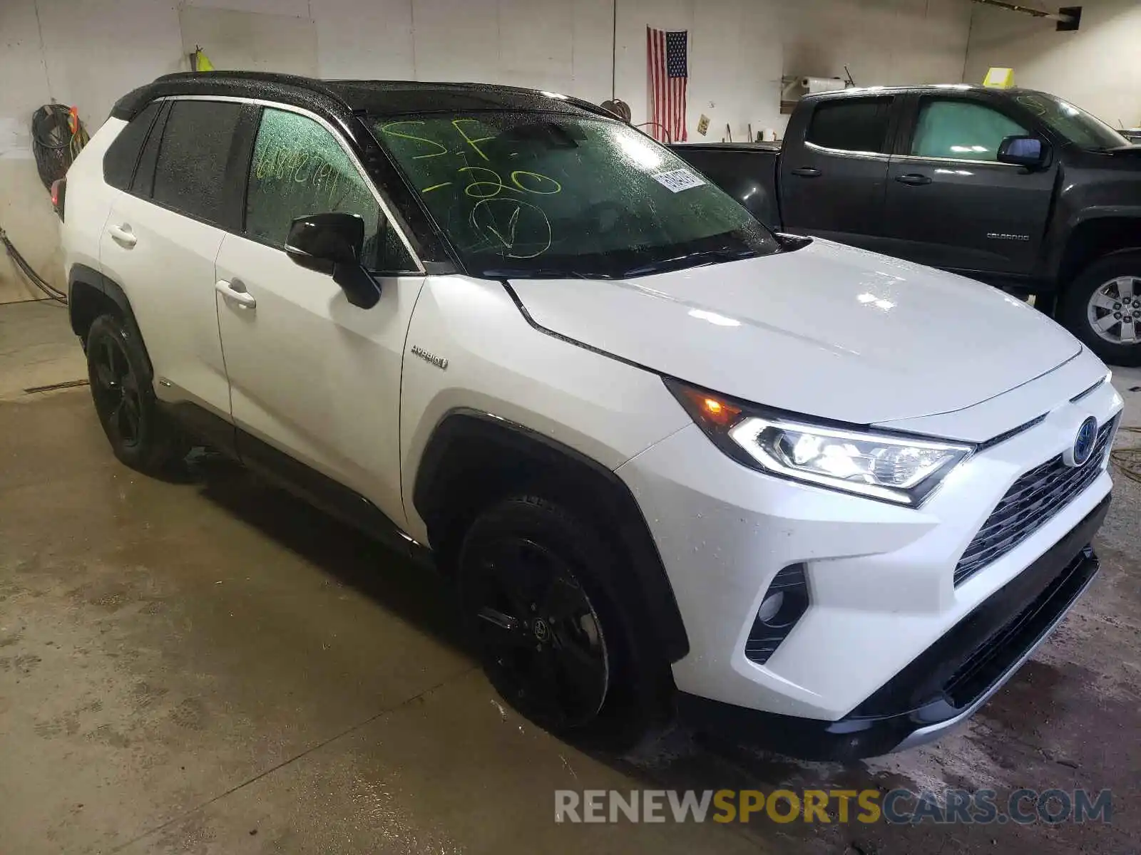 1 Photograph of a damaged car 2T3EWRFV8LW098612 TOYOTA RAV4 2020