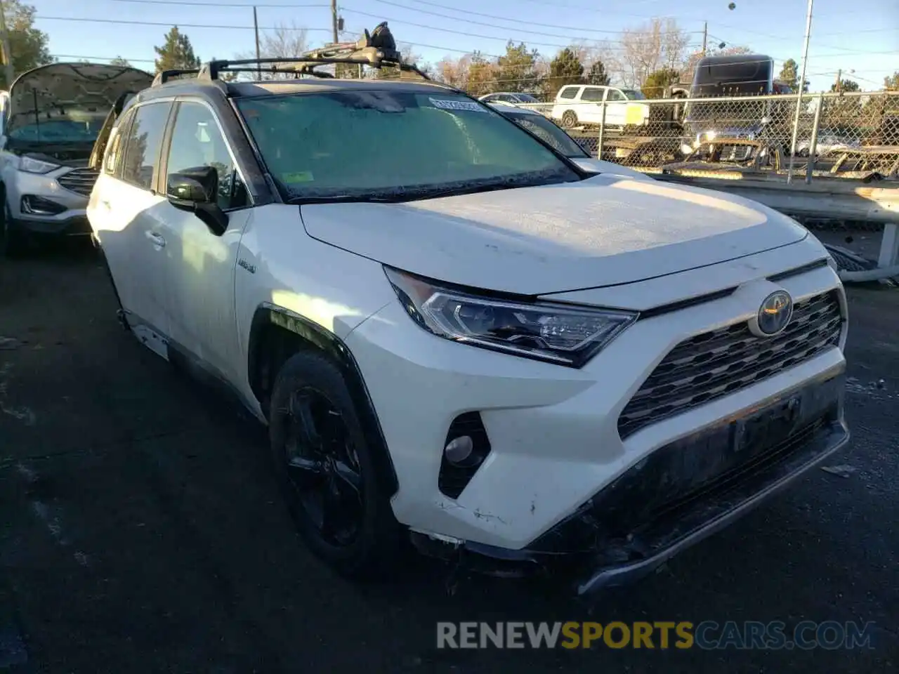 1 Photograph of a damaged car 2T3EWRFV9LW052996 TOYOTA RAV4 2020