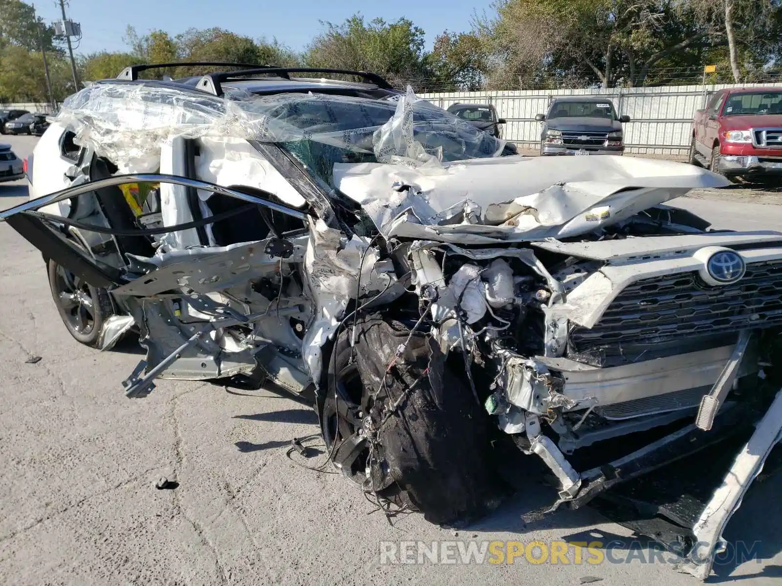 9 Photograph of a damaged car 2T3EWRFV9LW090129 TOYOTA RAV4 2020