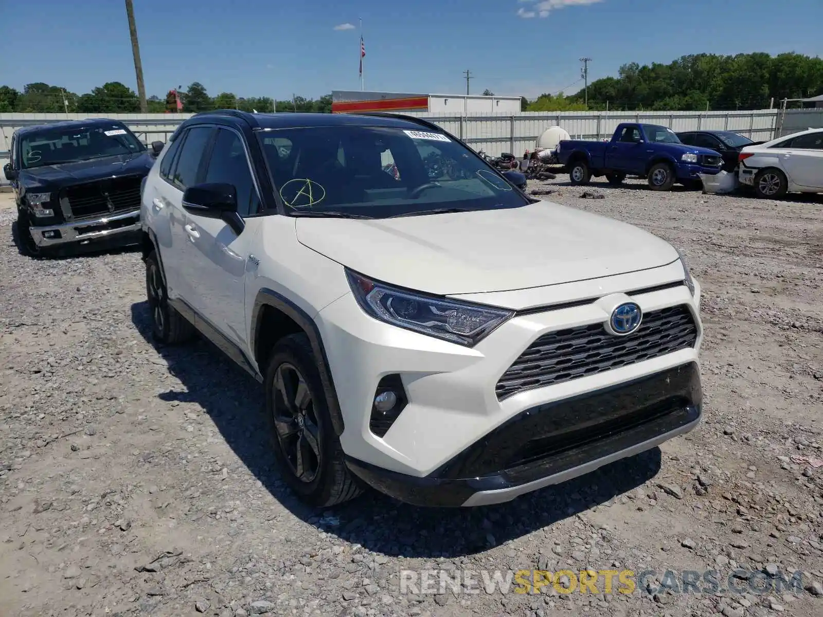 1 Photograph of a damaged car 2T3EWRFV9LW099400 TOYOTA RAV4 2020