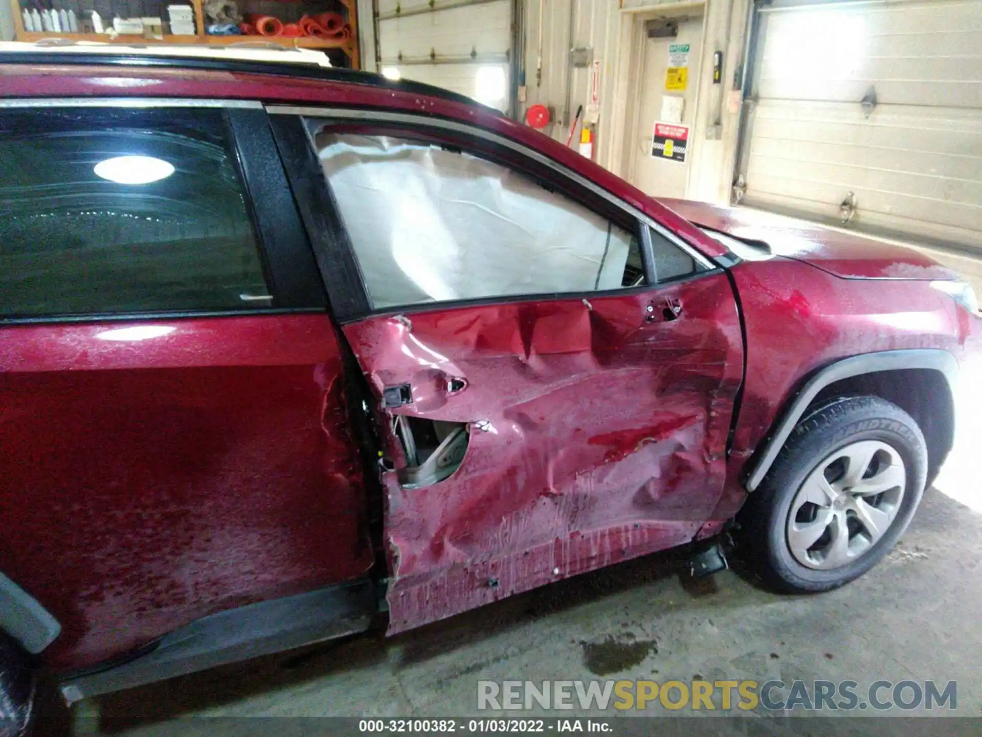 6 Photograph of a damaged car 2T3F1RFV2LW095658 TOYOTA RAV4 2020