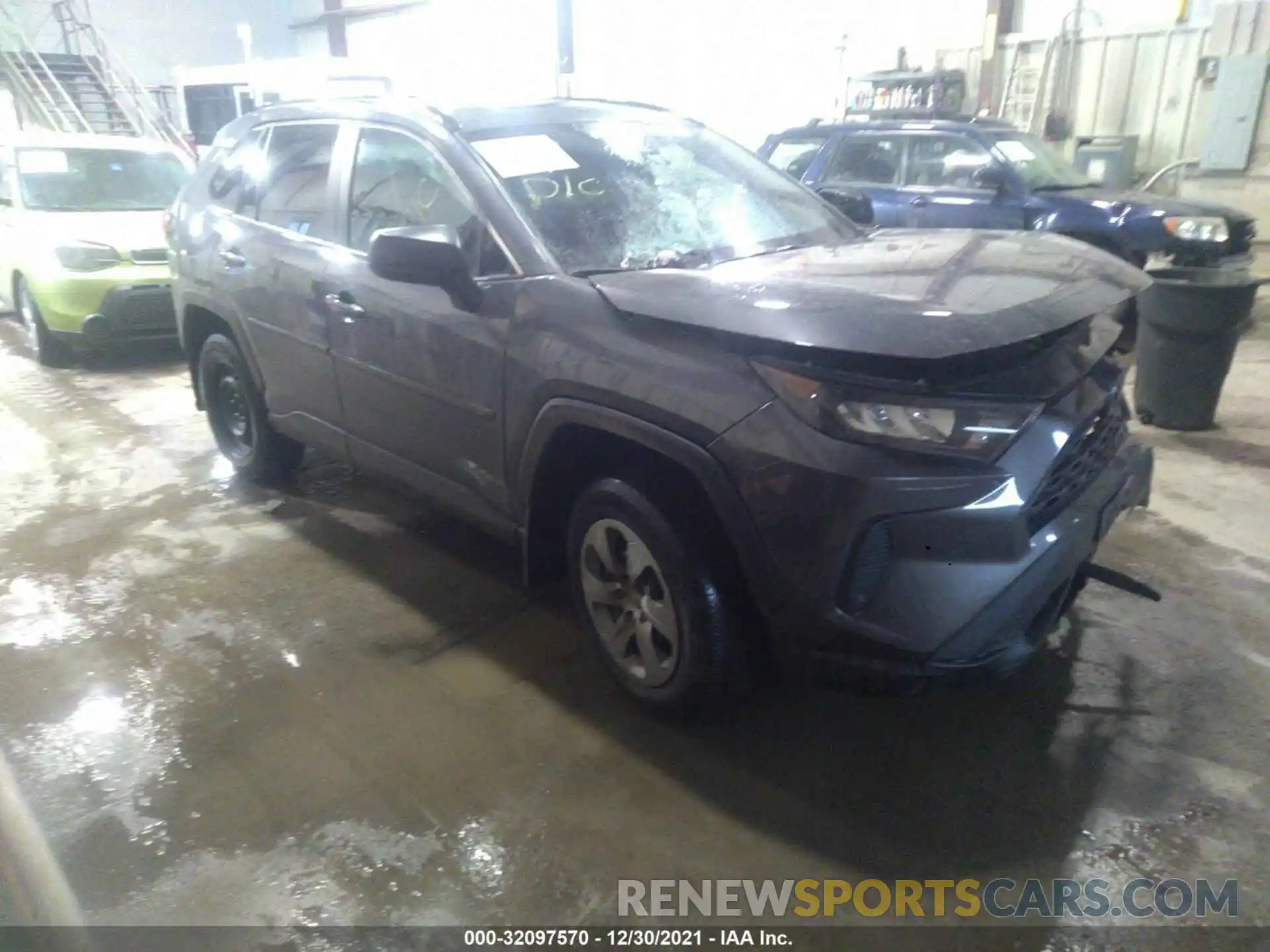 1 Фотография поврежденного автомобиля 2T3F1RFV9LW091400 TOYOTA RAV4 2020