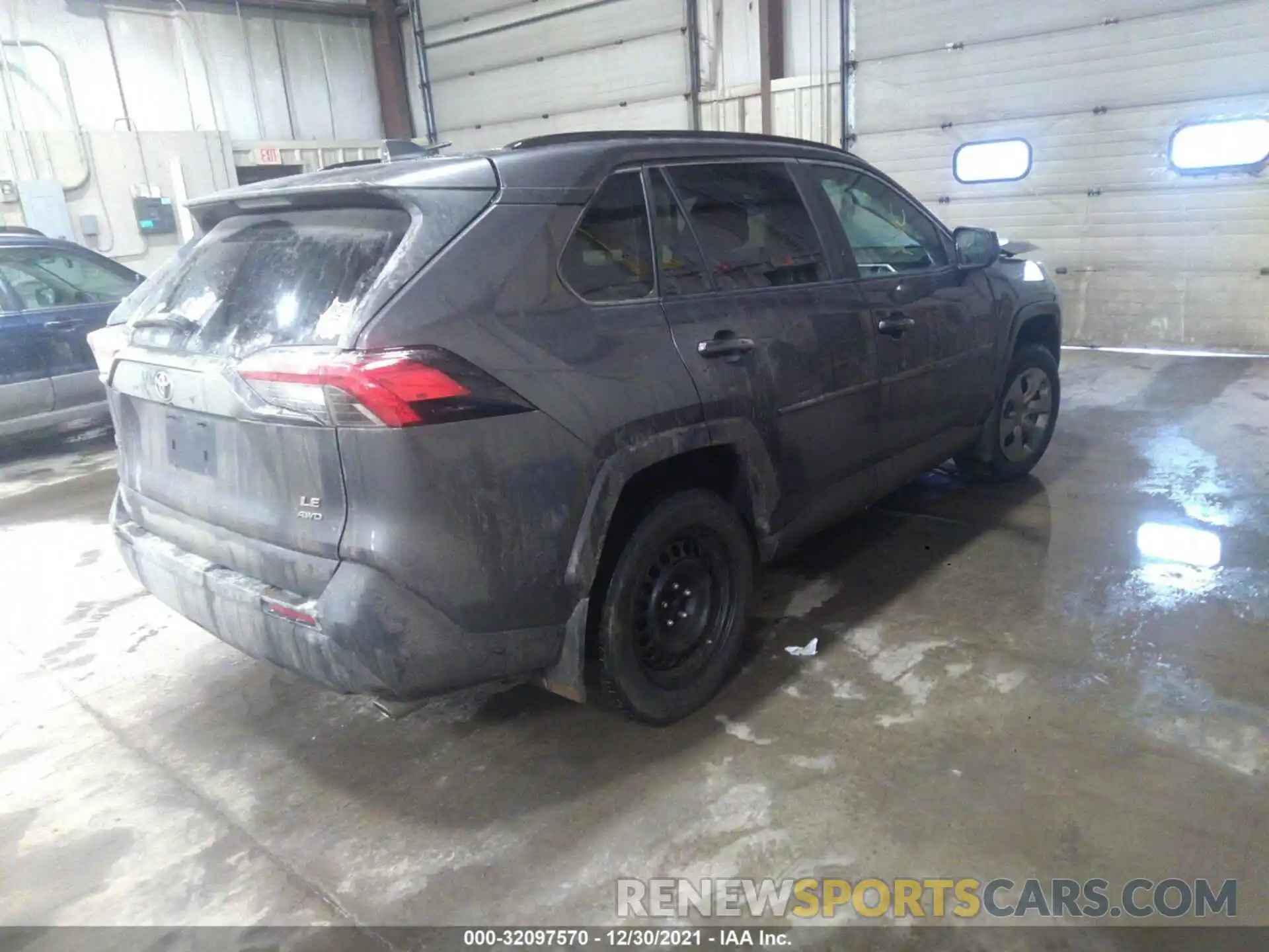 4 Photograph of a damaged car 2T3F1RFV9LW091400 TOYOTA RAV4 2020