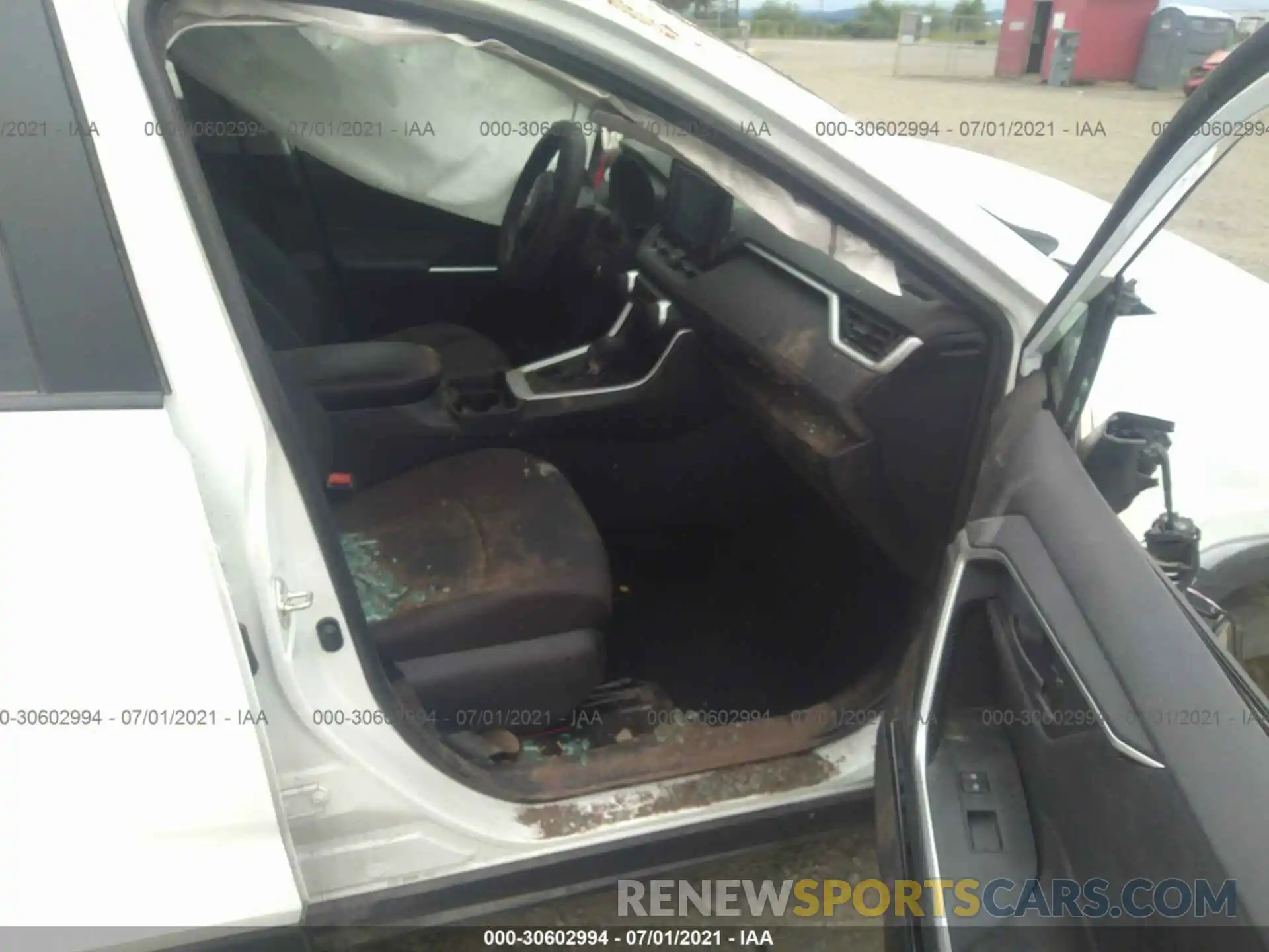 5 Photograph of a damaged car 2T3G1RFV5LC105038 TOYOTA RAV4 2020