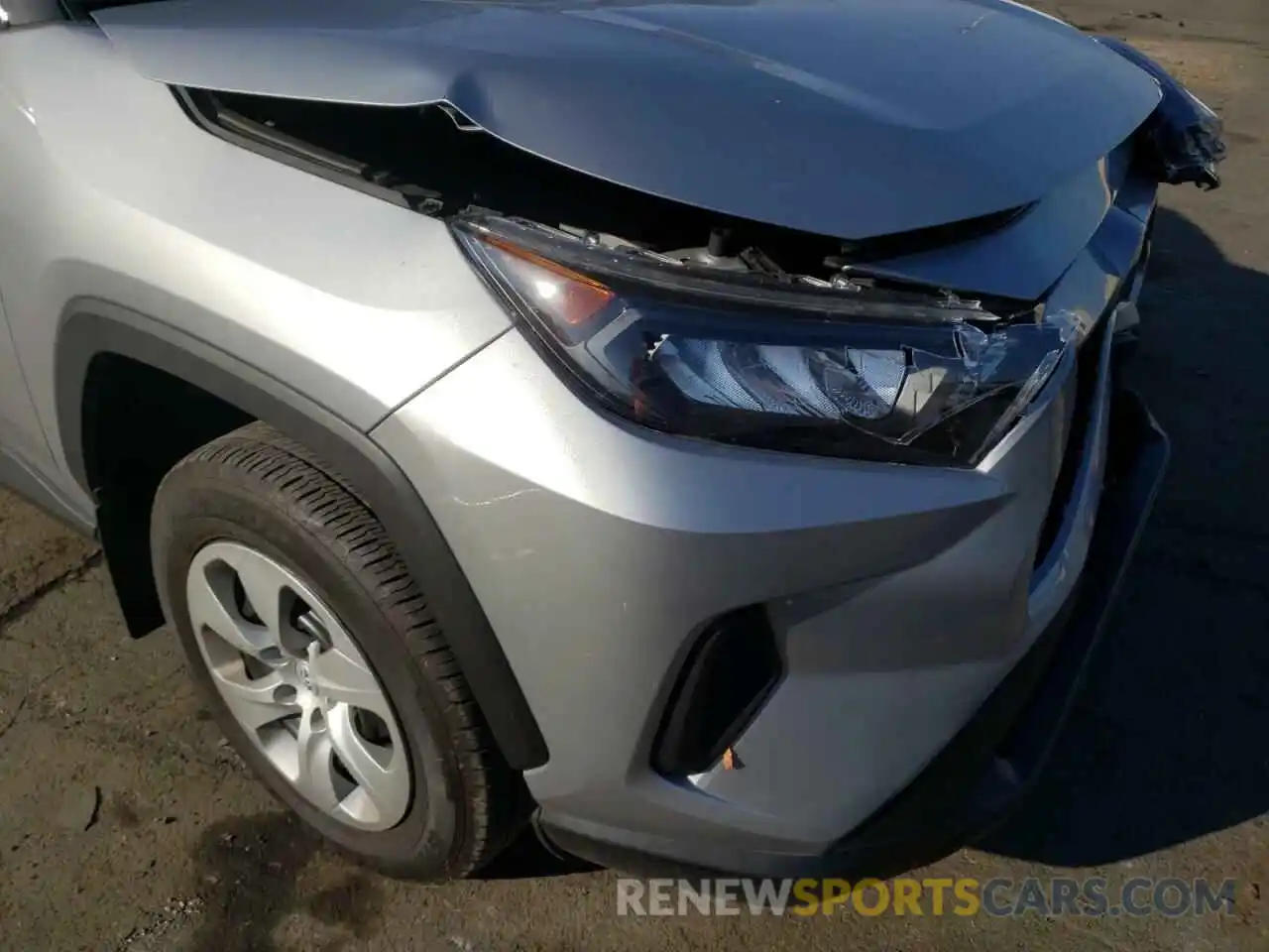 9 Photograph of a damaged car 2T3G1RFV8LW124925 TOYOTA RAV4 2020