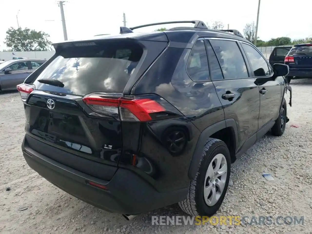 4 Photograph of a damaged car 2T3H1RFV0LC075905 TOYOTA RAV4 2020