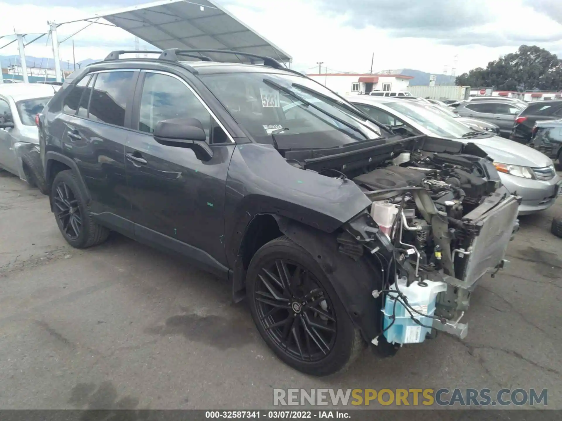 1 Photograph of a damaged car 2T3H1RFV0LW065602 TOYOTA RAV4 2020