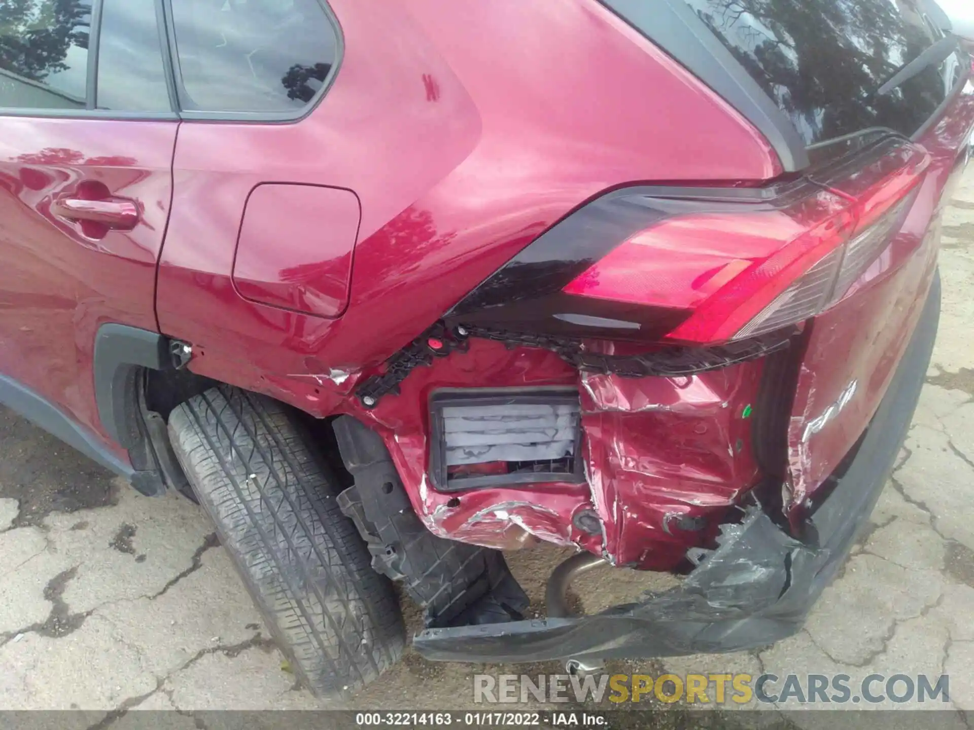 6 Photograph of a damaged car 2T3H1RFV0LW102650 TOYOTA RAV4 2020