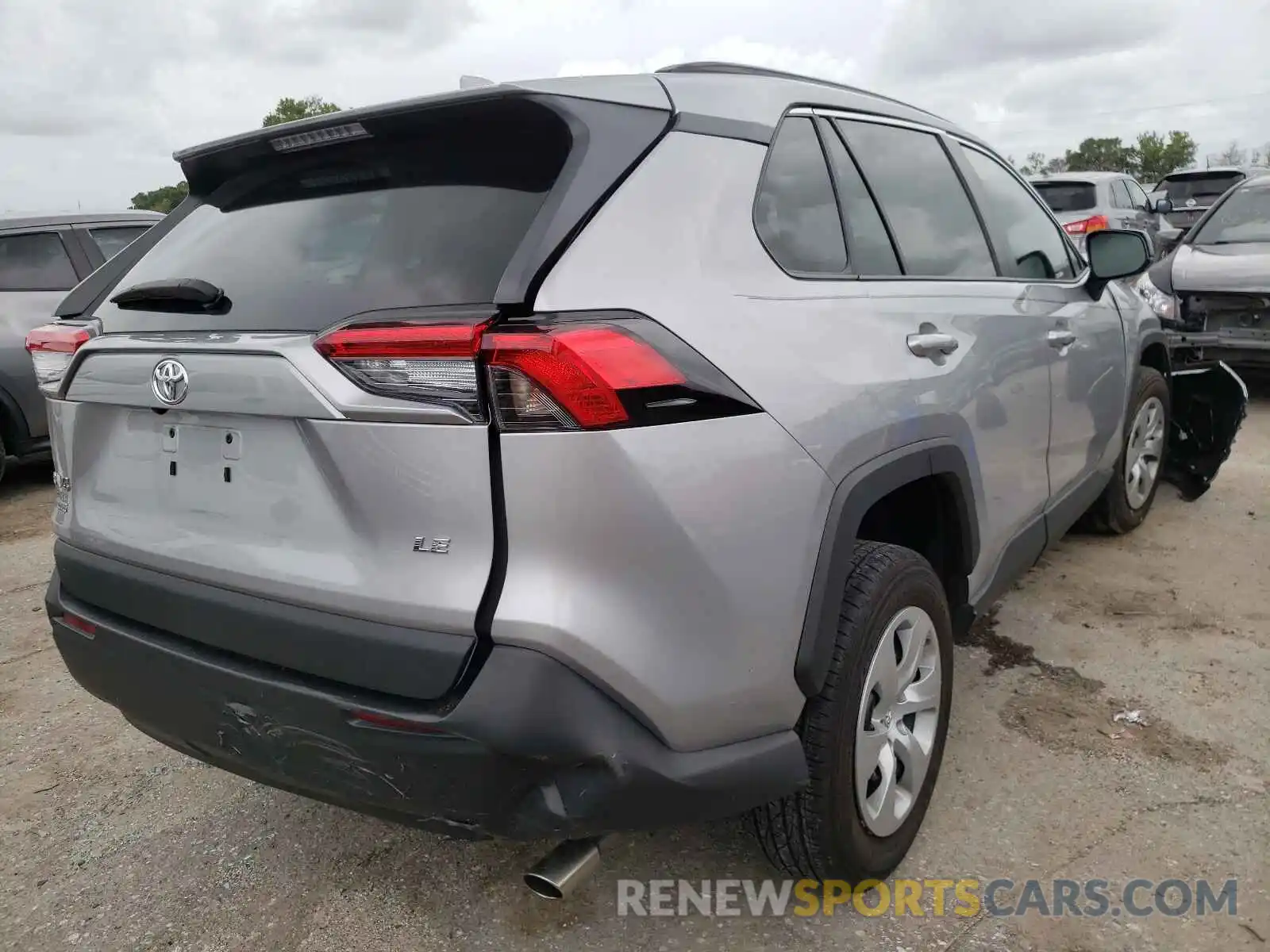 4 Photograph of a damaged car 2T3H1RFV1LC039611 TOYOTA RAV4 2020