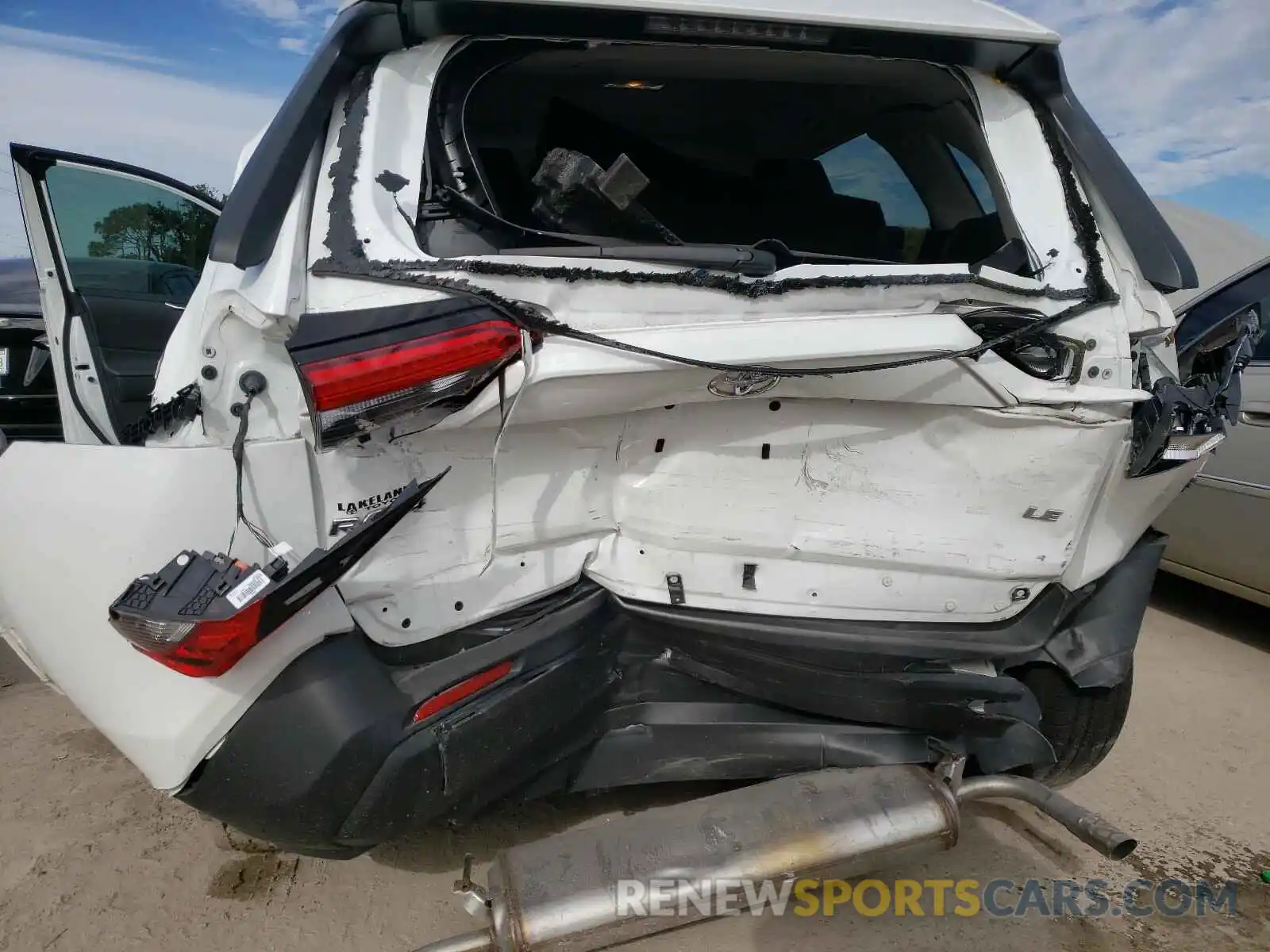 9 Photograph of a damaged car 2T3H1RFV1LW067021 TOYOTA RAV4 2020