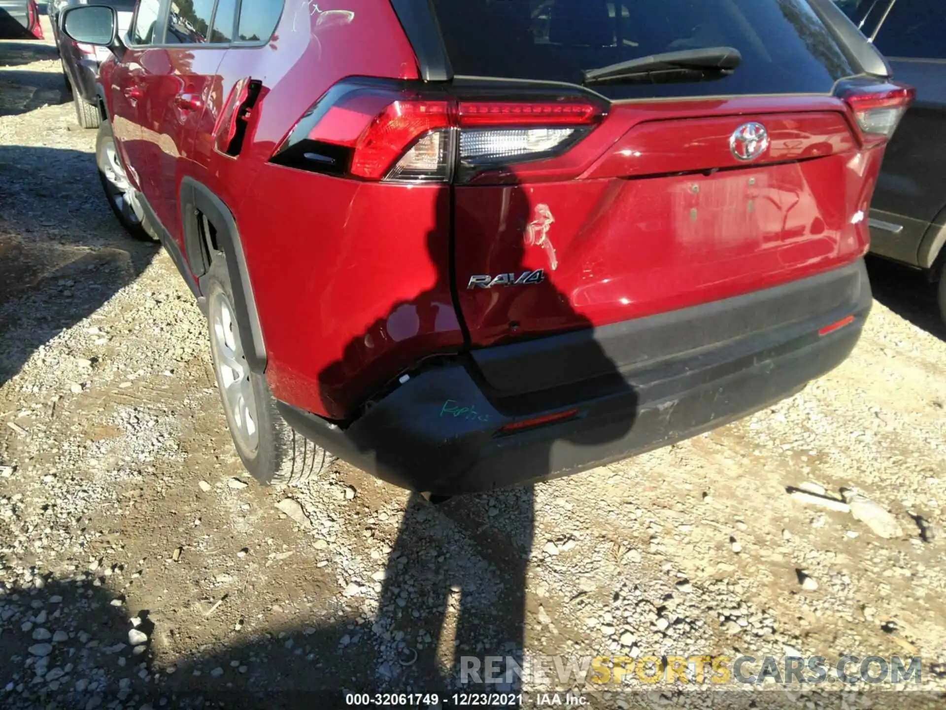 6 Photograph of a damaged car 2T3H1RFV2LC046793 TOYOTA RAV4 2020