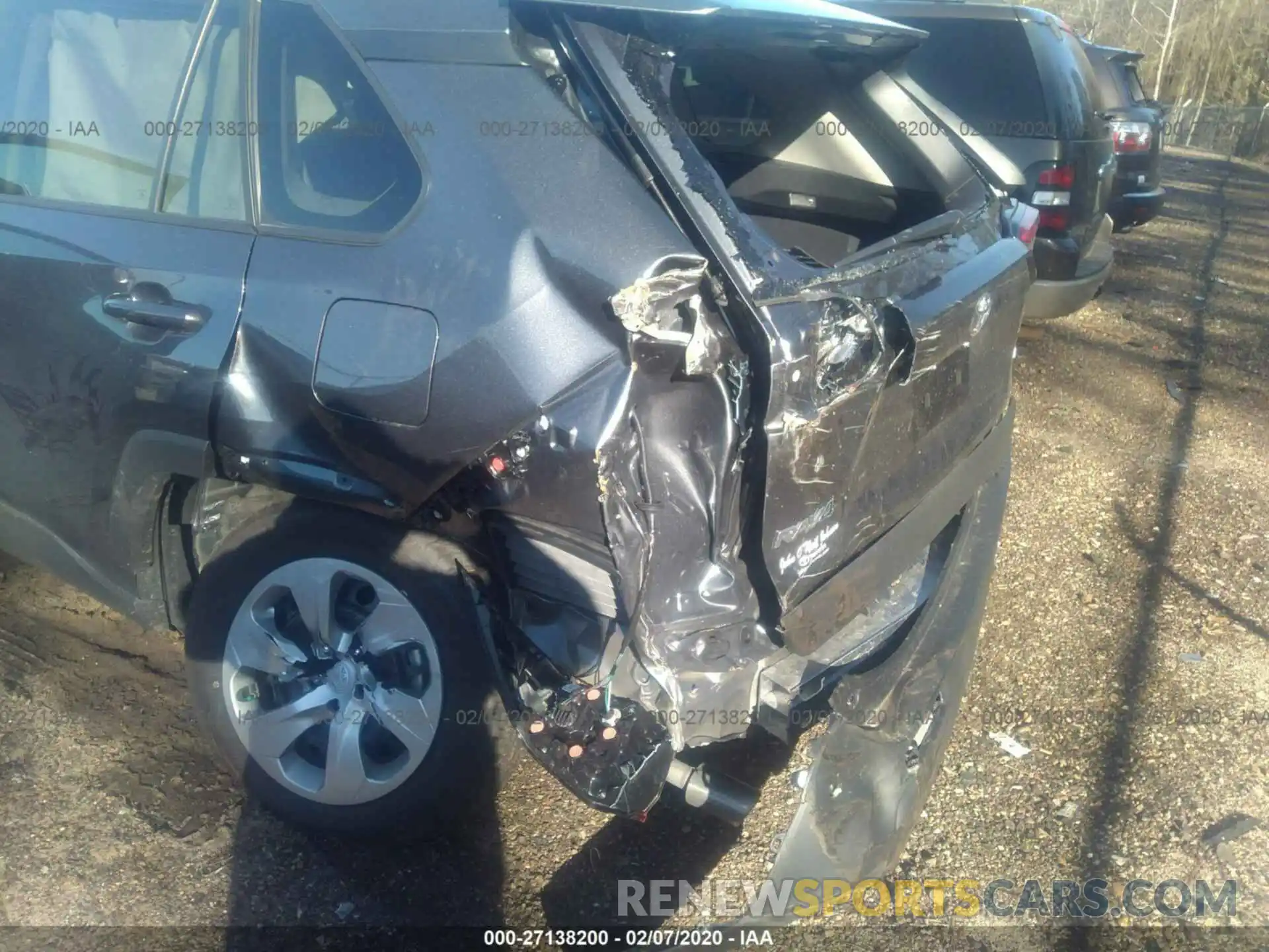 6 Photograph of a damaged car 2T3H1RFV4LC037951 TOYOTA RAV4 2020