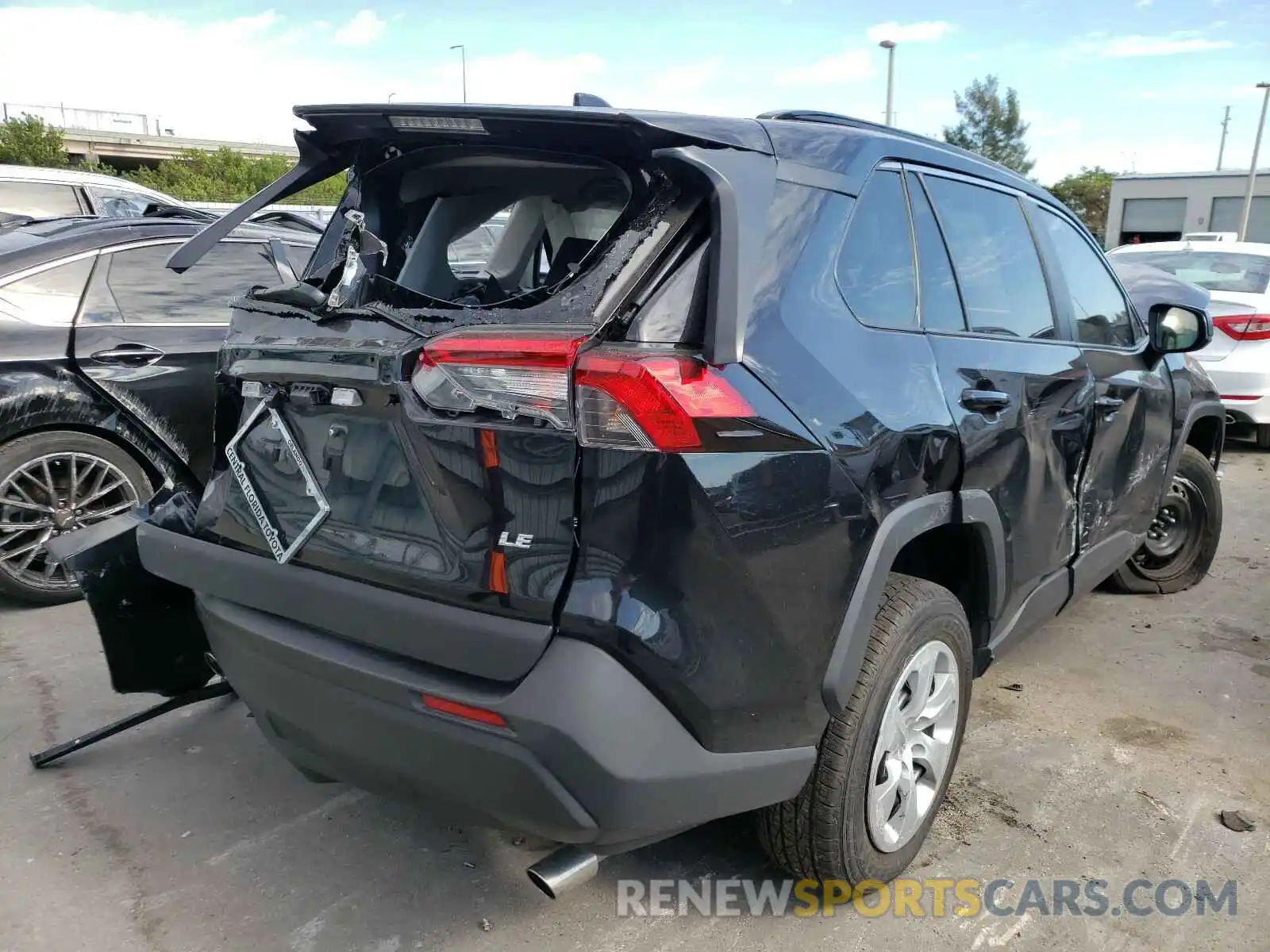 4 Photograph of a damaged car 2T3H1RFV4LC067533 TOYOTA RAV4 2020