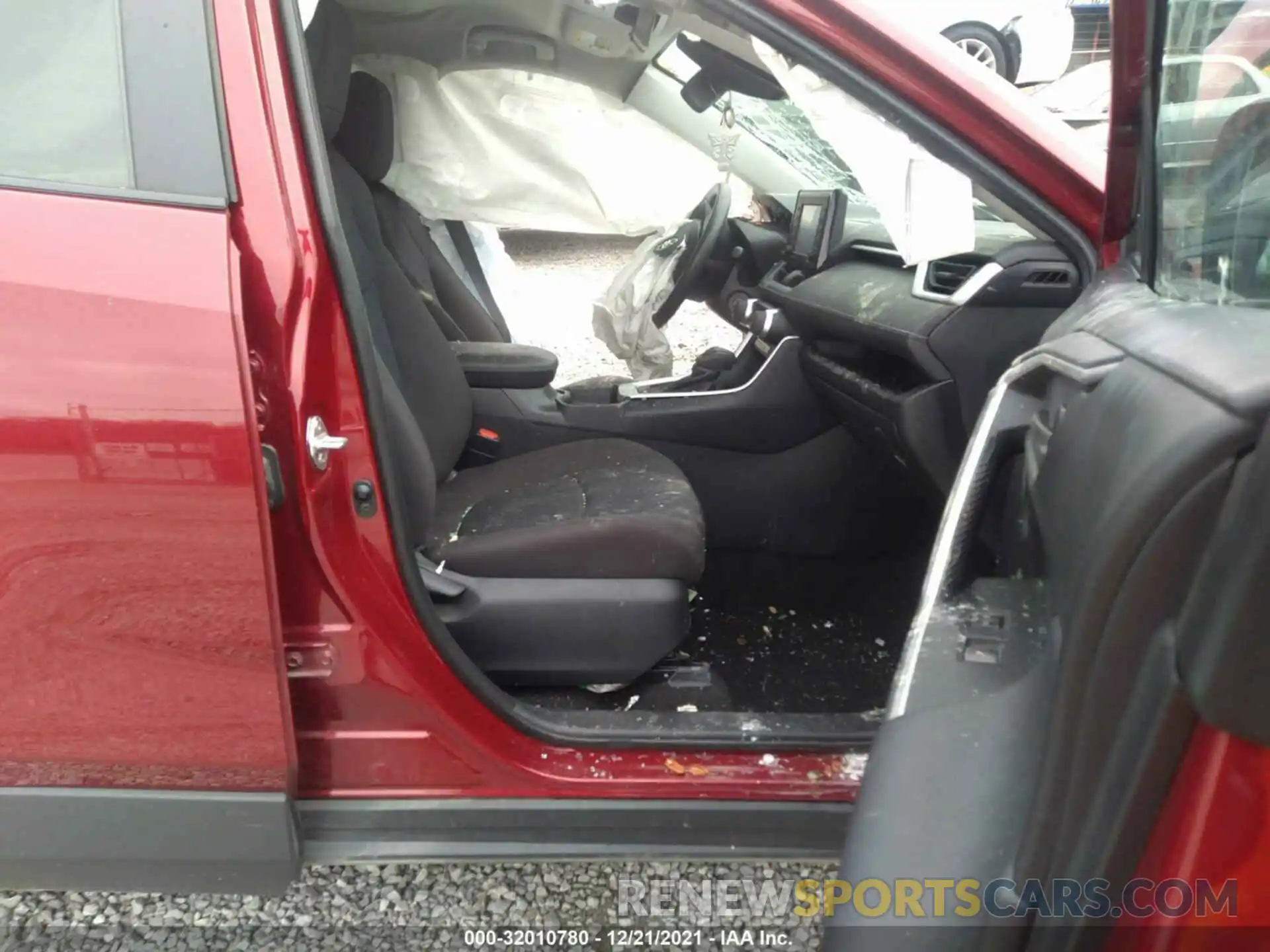 5 Photograph of a damaged car 2T3H1RFV4LW067515 TOYOTA RAV4 2020