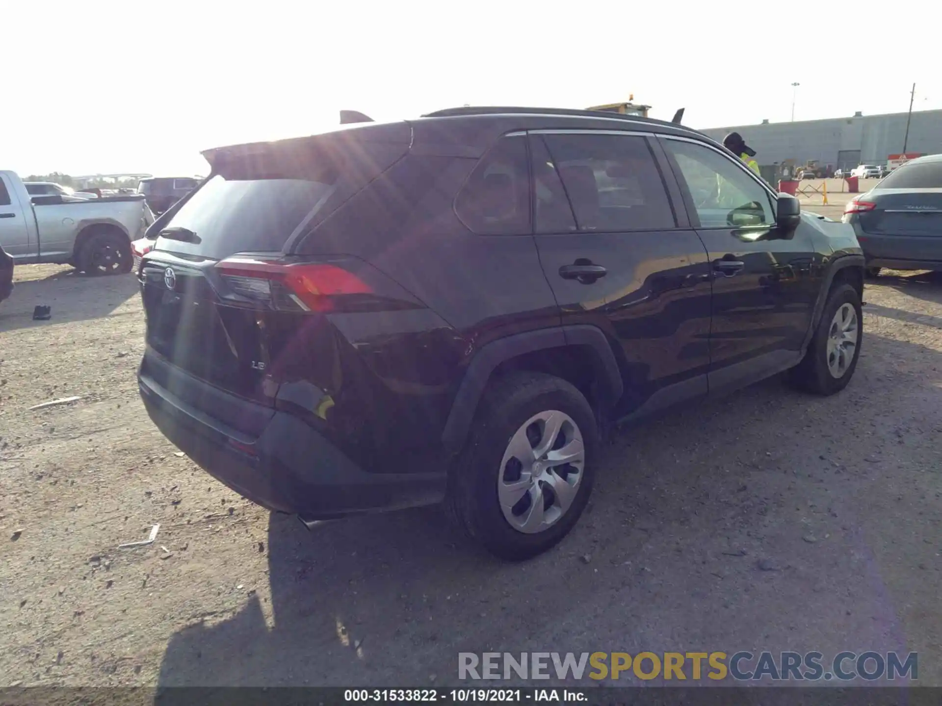 4 Photograph of a damaged car 2T3H1RFV5LC035142 TOYOTA RAV4 2020