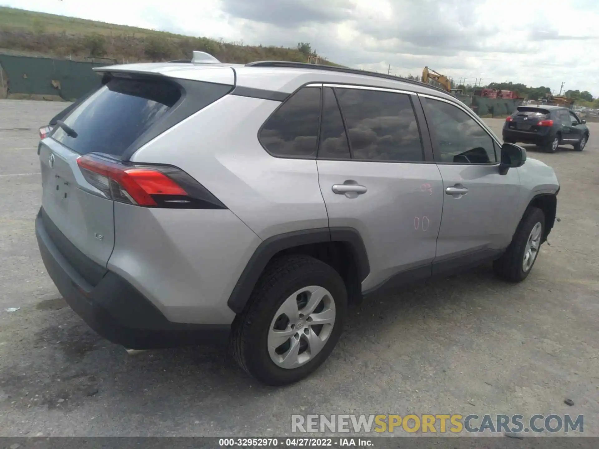 4 Photograph of a damaged car 2T3H1RFV6LC077142 TOYOTA RAV4 2020