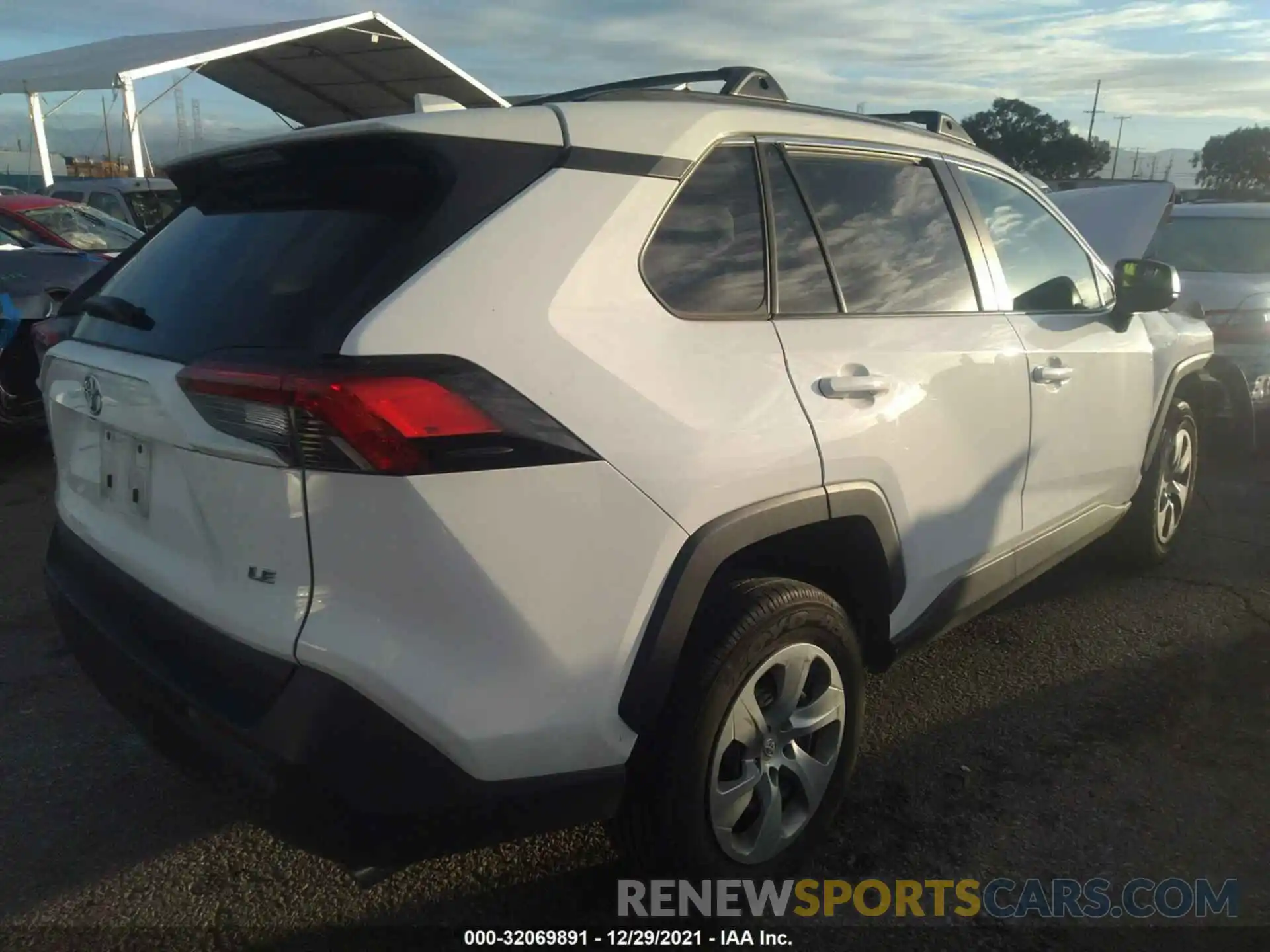 4 Photograph of a damaged car 2T3H1RFV6LW069279 TOYOTA RAV4 2020