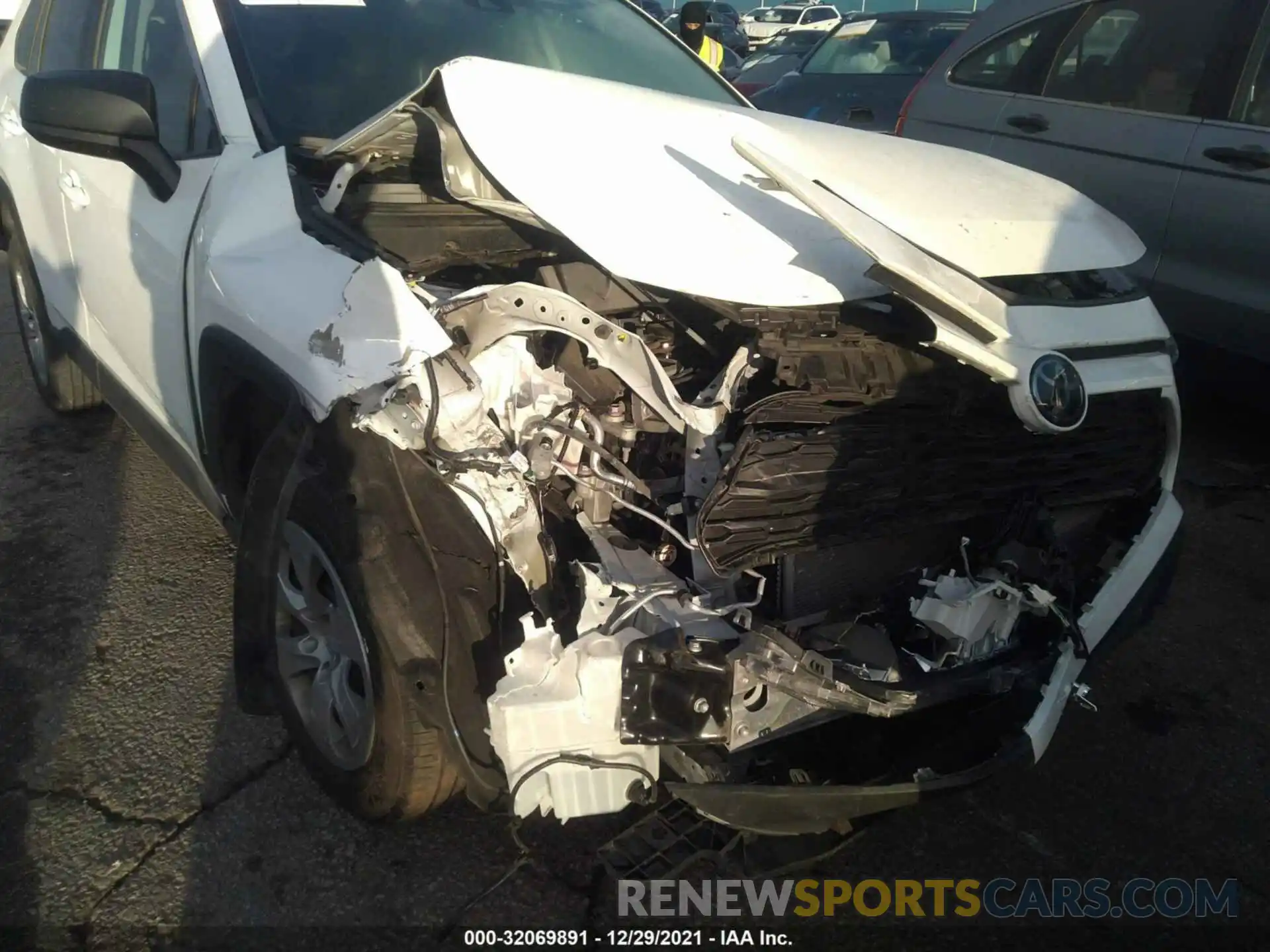 6 Photograph of a damaged car 2T3H1RFV6LW069279 TOYOTA RAV4 2020