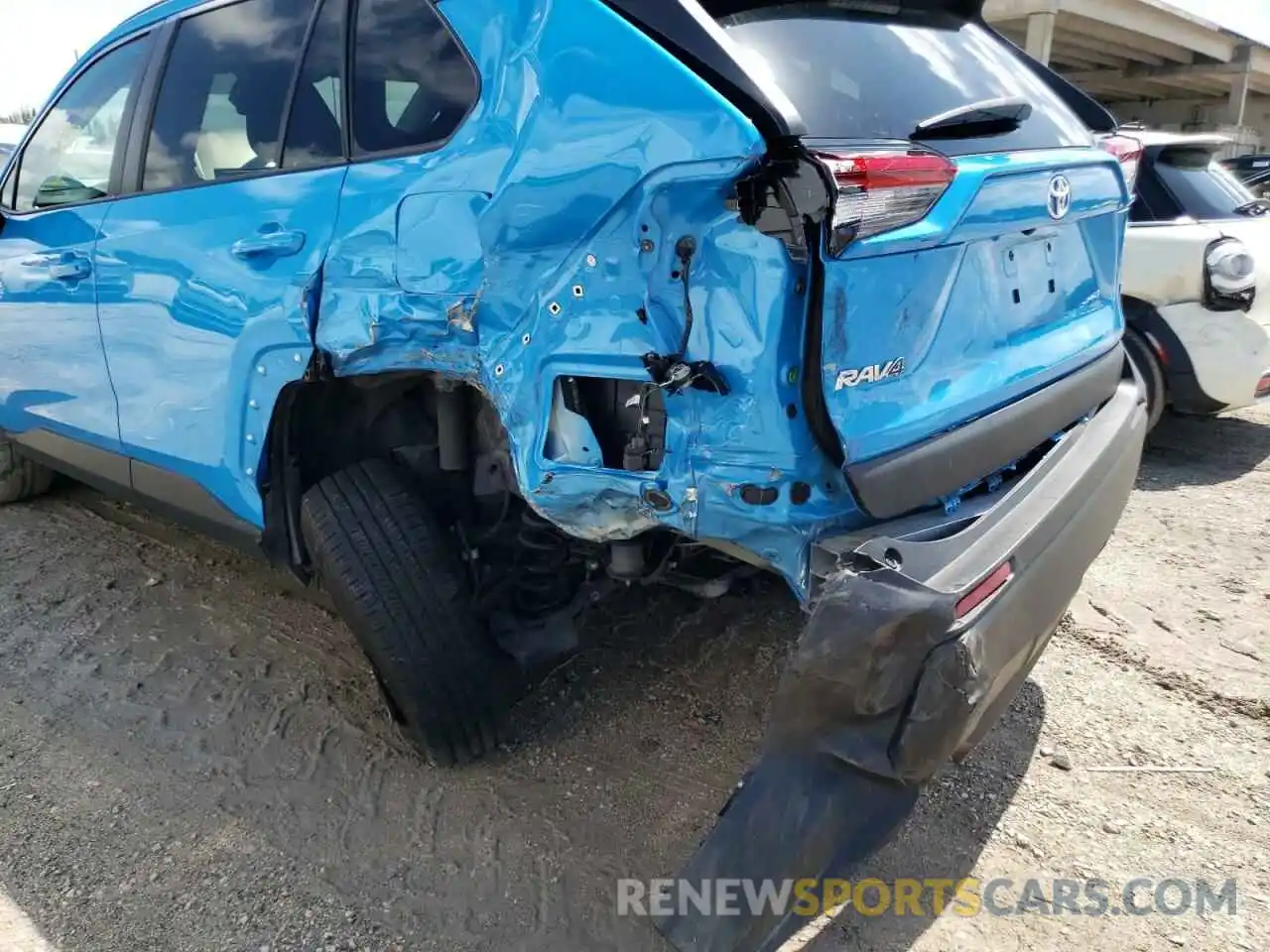 9 Photograph of a damaged car 2T3H1RFV7LW061384 TOYOTA RAV4 2020