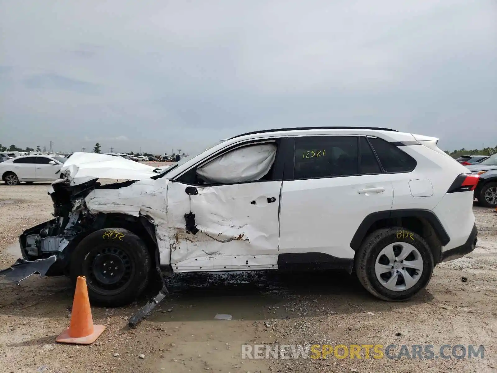 10 Photograph of a damaged car 2T3H1RFV7LW090108 TOYOTA RAV4 2020