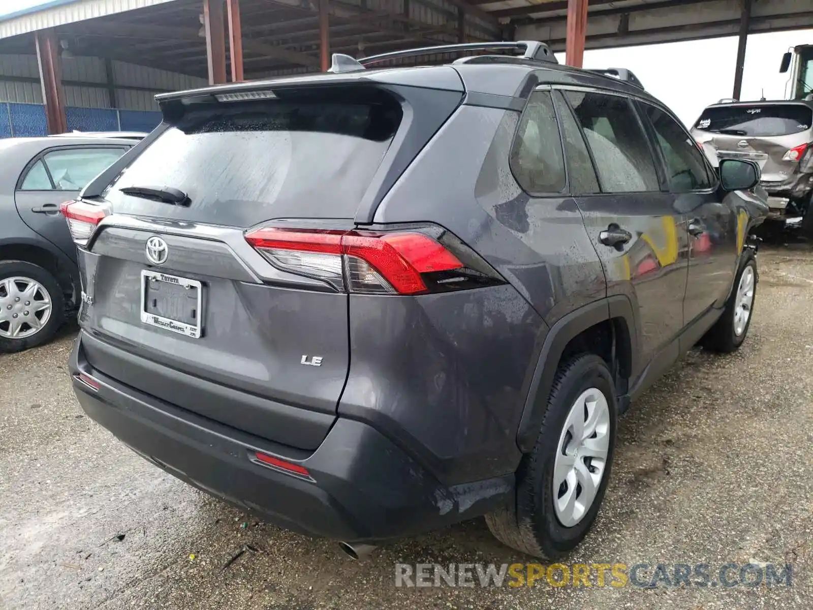 4 Photograph of a damaged car 2T3H1RFV7LW090111 TOYOTA RAV4 2020