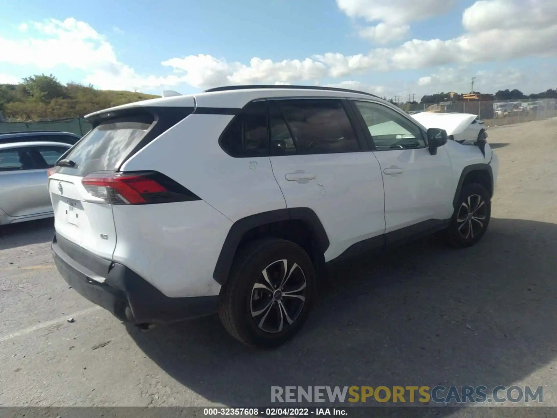 4 Photograph of a damaged car 2T3H1RFV8LC042893 TOYOTA RAV4 2020