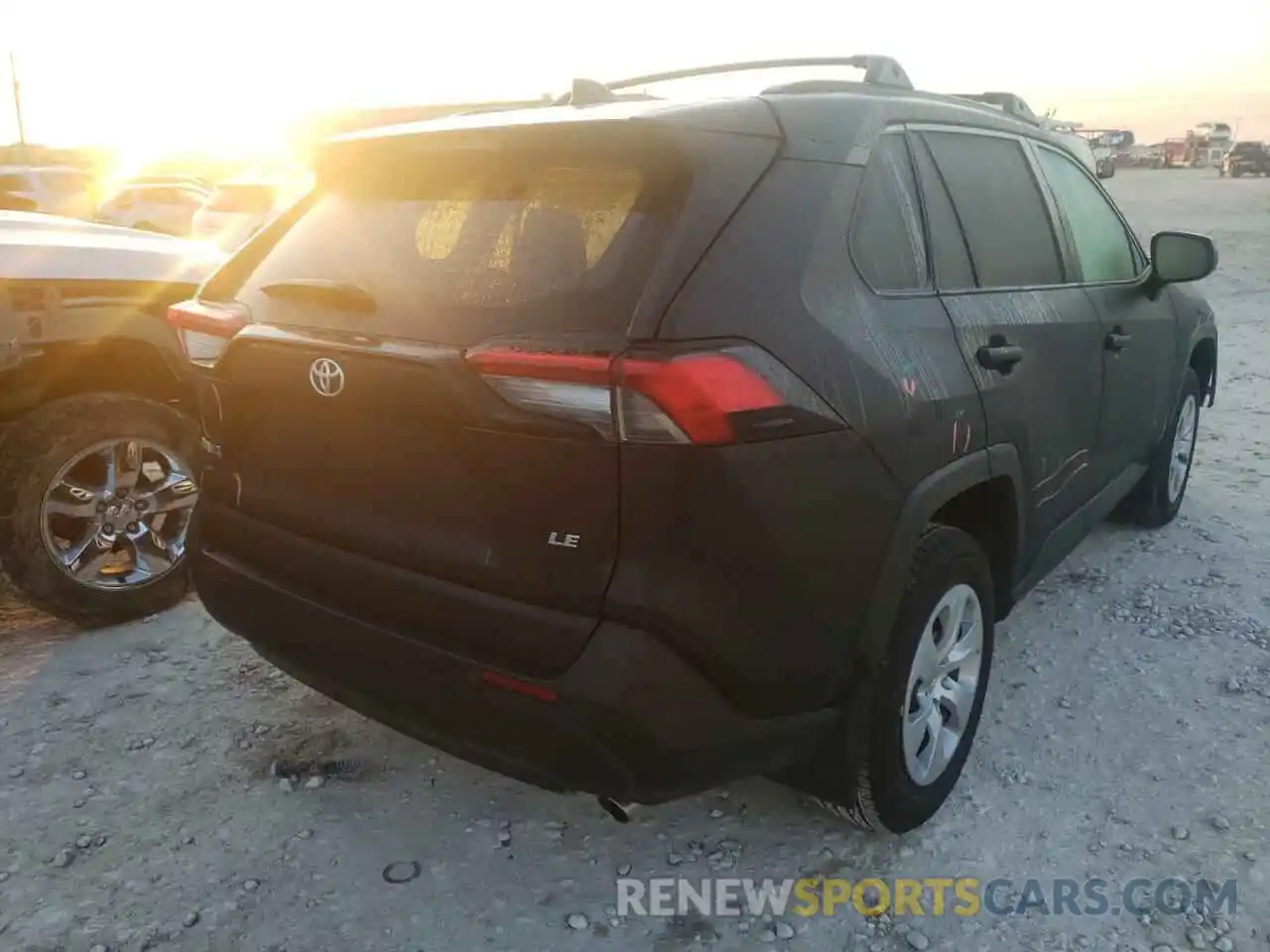 4 Photograph of a damaged car 2T3H1RFV8LC062402 TOYOTA RAV4 2020