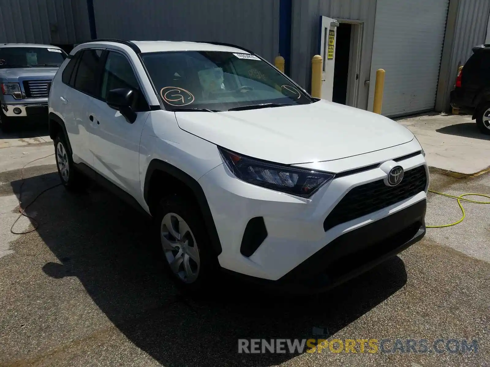 1 Photograph of a damaged car 2T3H1RFV8LW067341 TOYOTA RAV4 2020