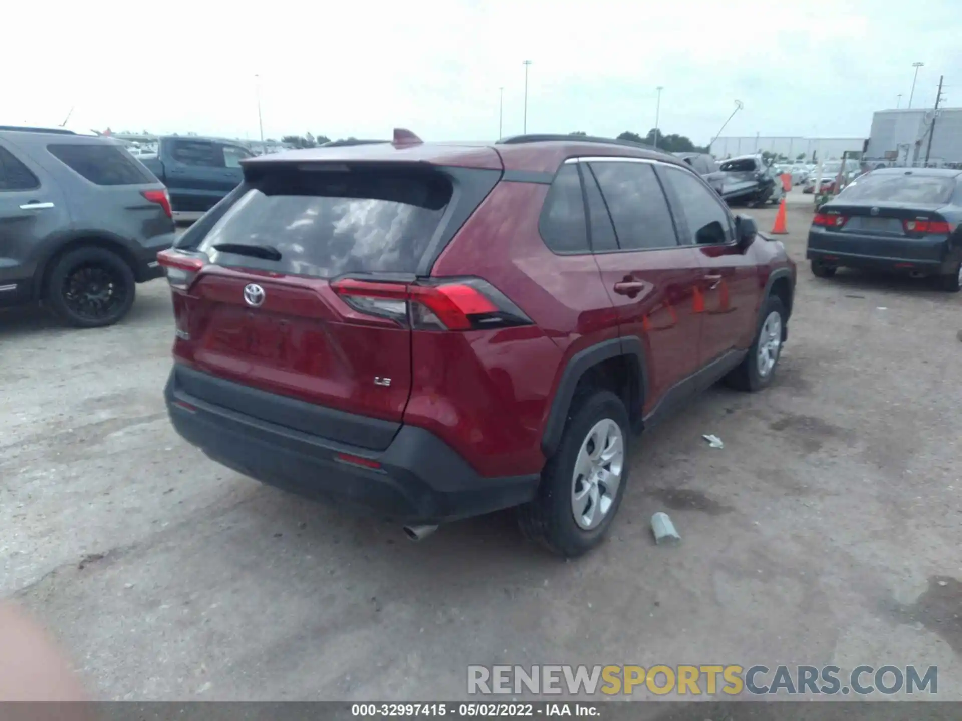 4 Photograph of a damaged car 2T3H1RFV8LW097374 TOYOTA RAV4 2020