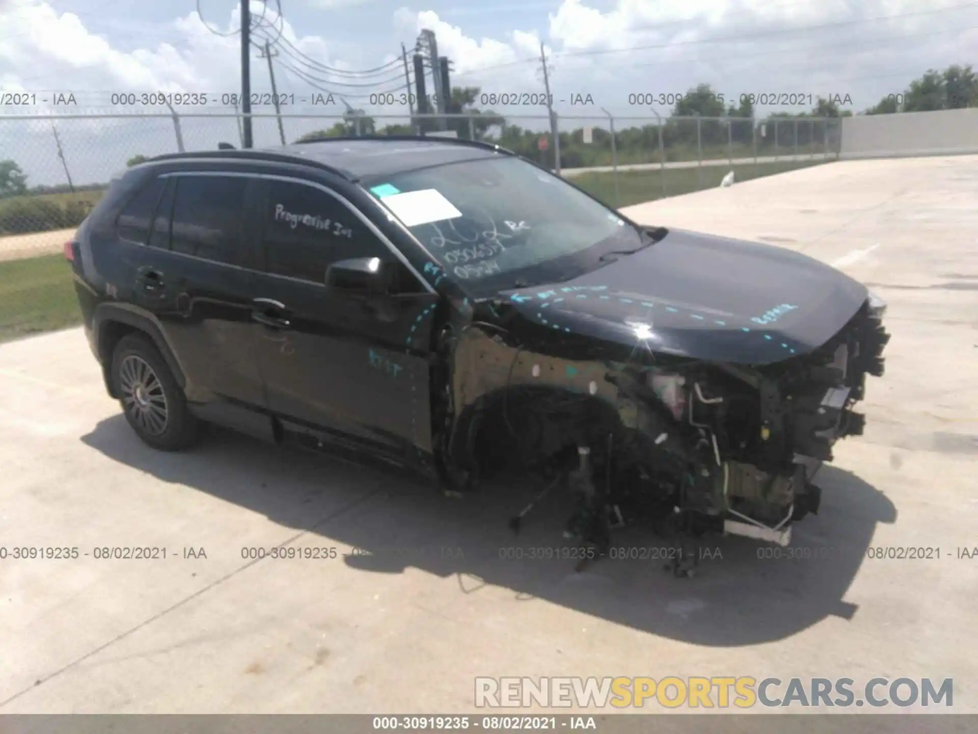 1 Photograph of a damaged car 2T3H1RFV9LC033748 TOYOTA RAV4 2020