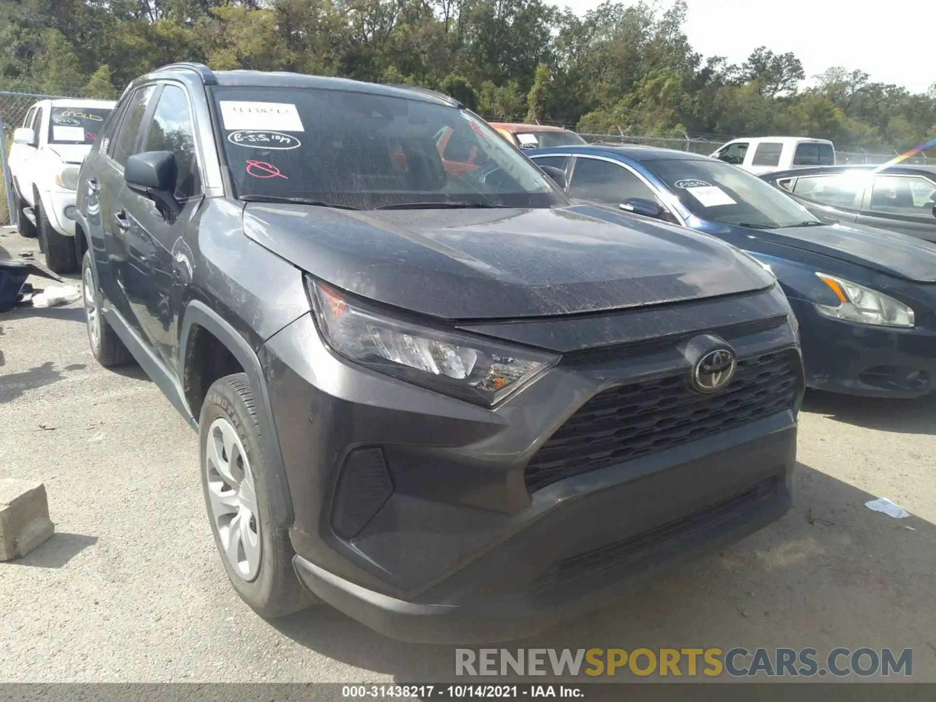 1 Photograph of a damaged car 2T3H1RFV9LC036911 TOYOTA RAV4 2020