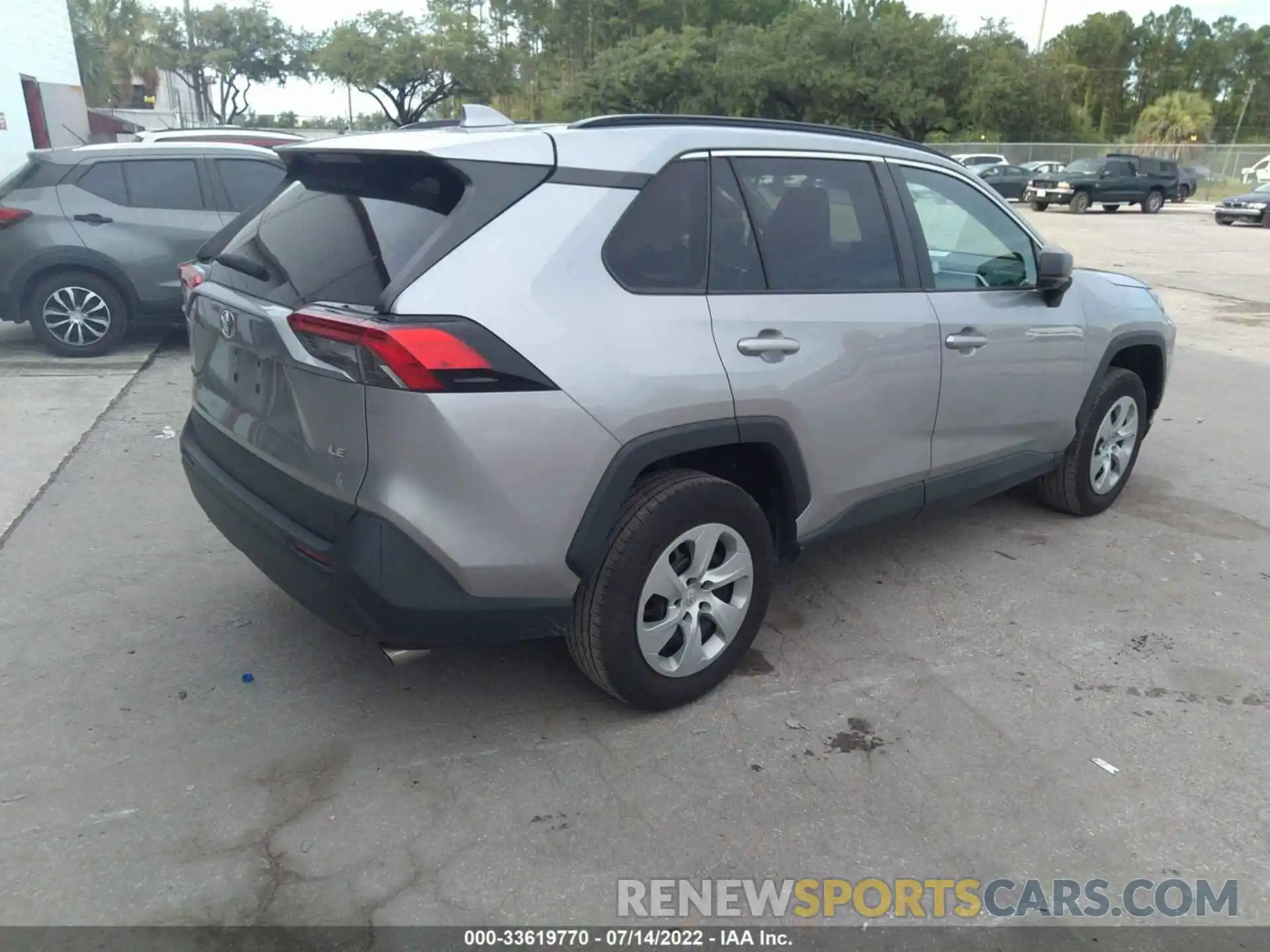 4 Photograph of a damaged car 2T3H1RFV9LC046483 TOYOTA RAV4 2020