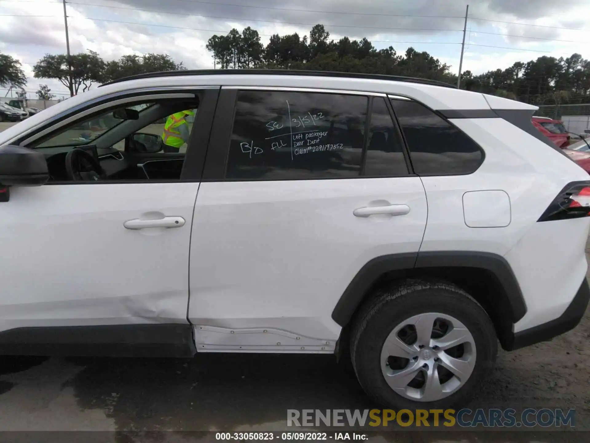 6 Photograph of a damaged car 2T3H1RFV9LC055393 TOYOTA RAV4 2020