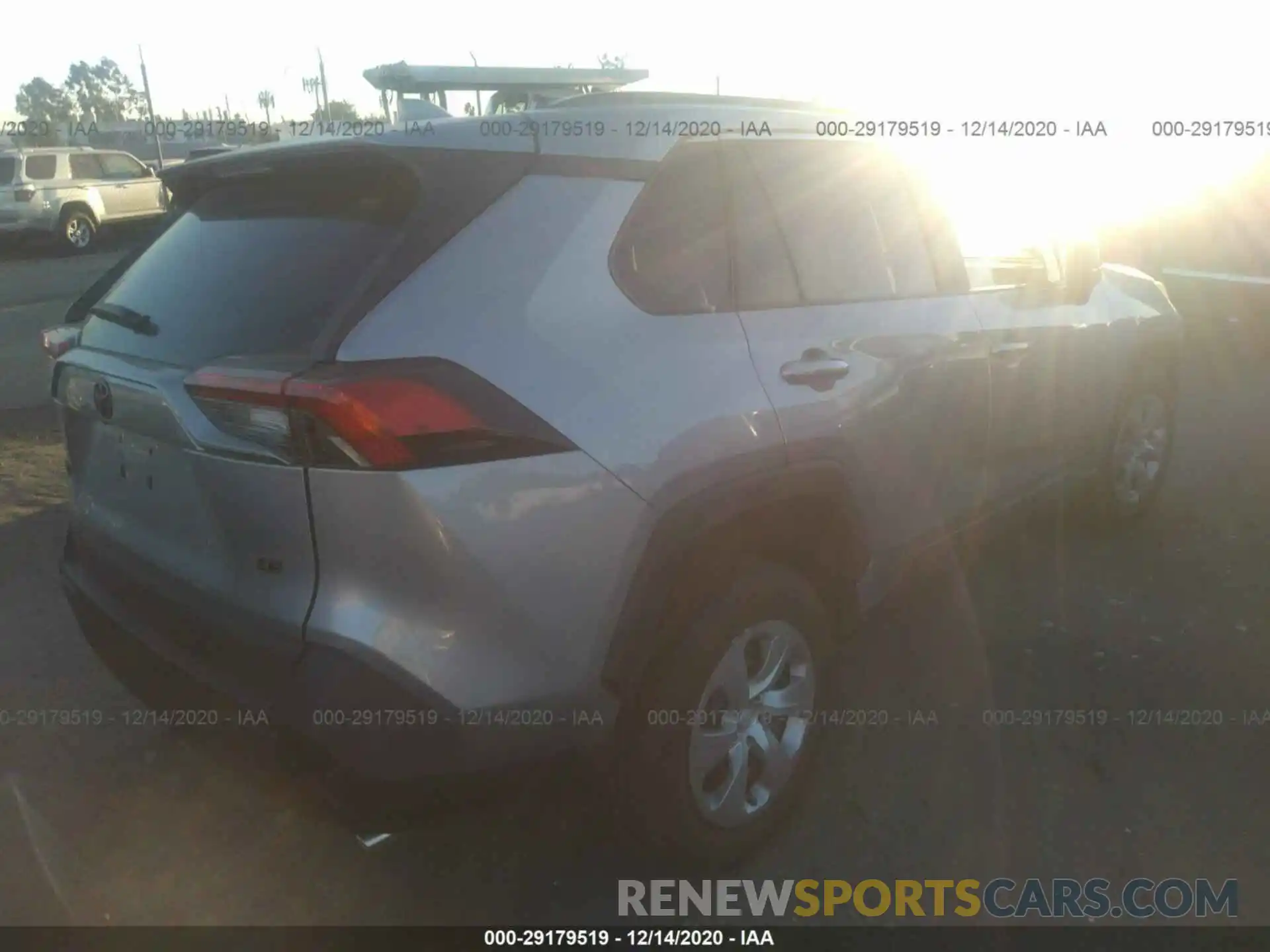 4 Photograph of a damaged car 2T3H1RFV9LC084991 TOYOTA RAV4 2020