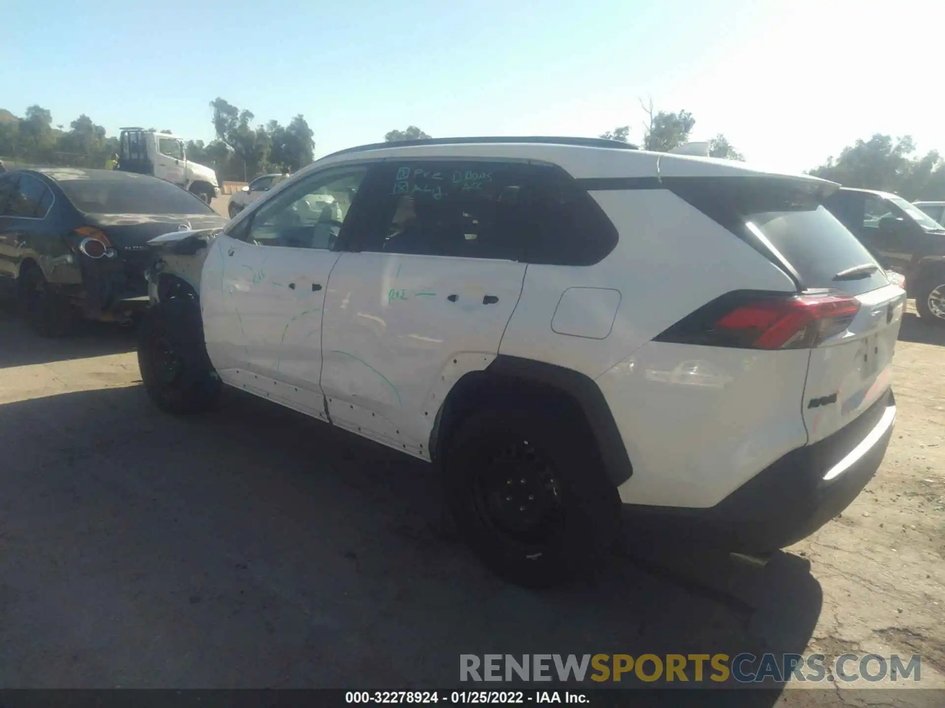 3 Photograph of a damaged car 2T3H1RFVXLC040983 TOYOTA RAV4 2020