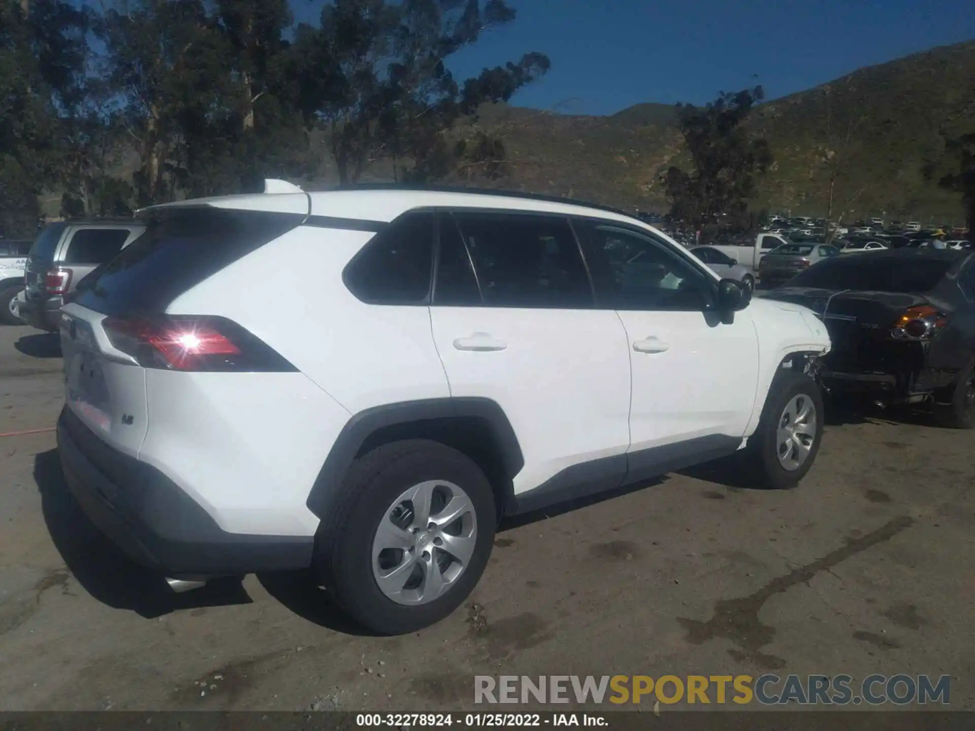 4 Photograph of a damaged car 2T3H1RFVXLC040983 TOYOTA RAV4 2020