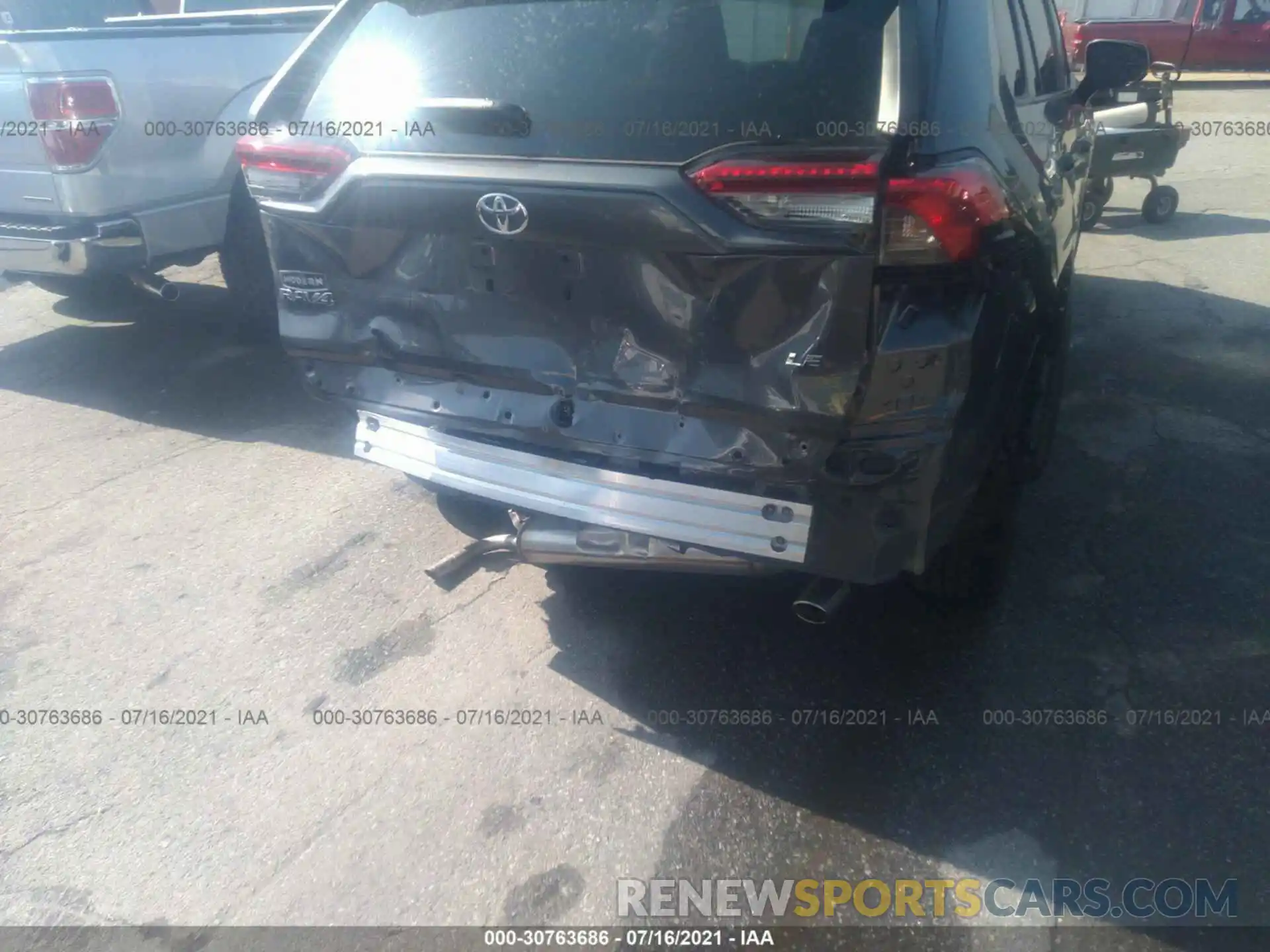 6 Photograph of a damaged car 2T3H1RFVXLC075345 TOYOTA RAV4 2020