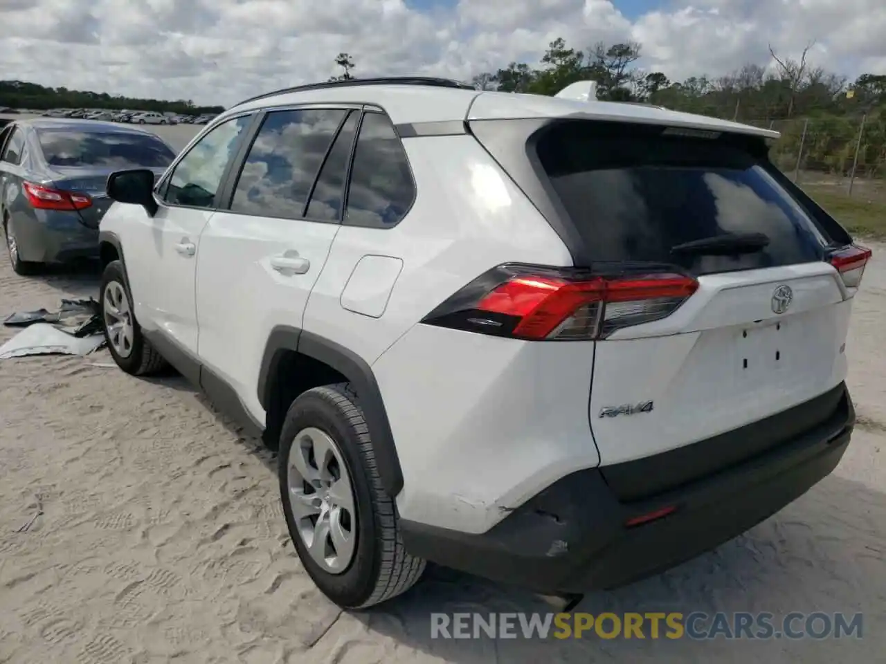 3 Photograph of a damaged car 2T3H1RFVXLW080317 TOYOTA RAV4 2020